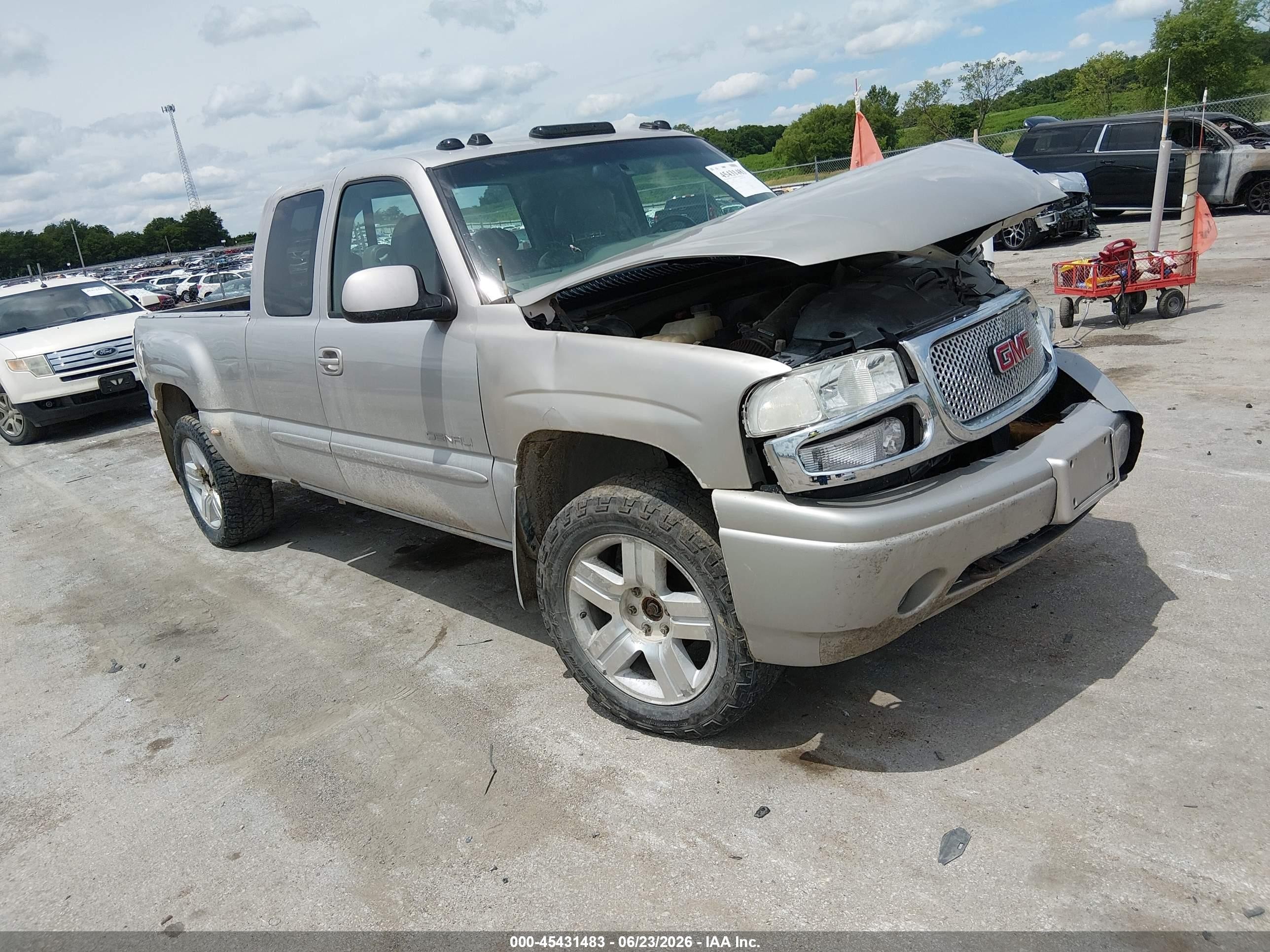 2004 GMC Sierra Denali, VIN 2GTFK69U241174708 — Front end