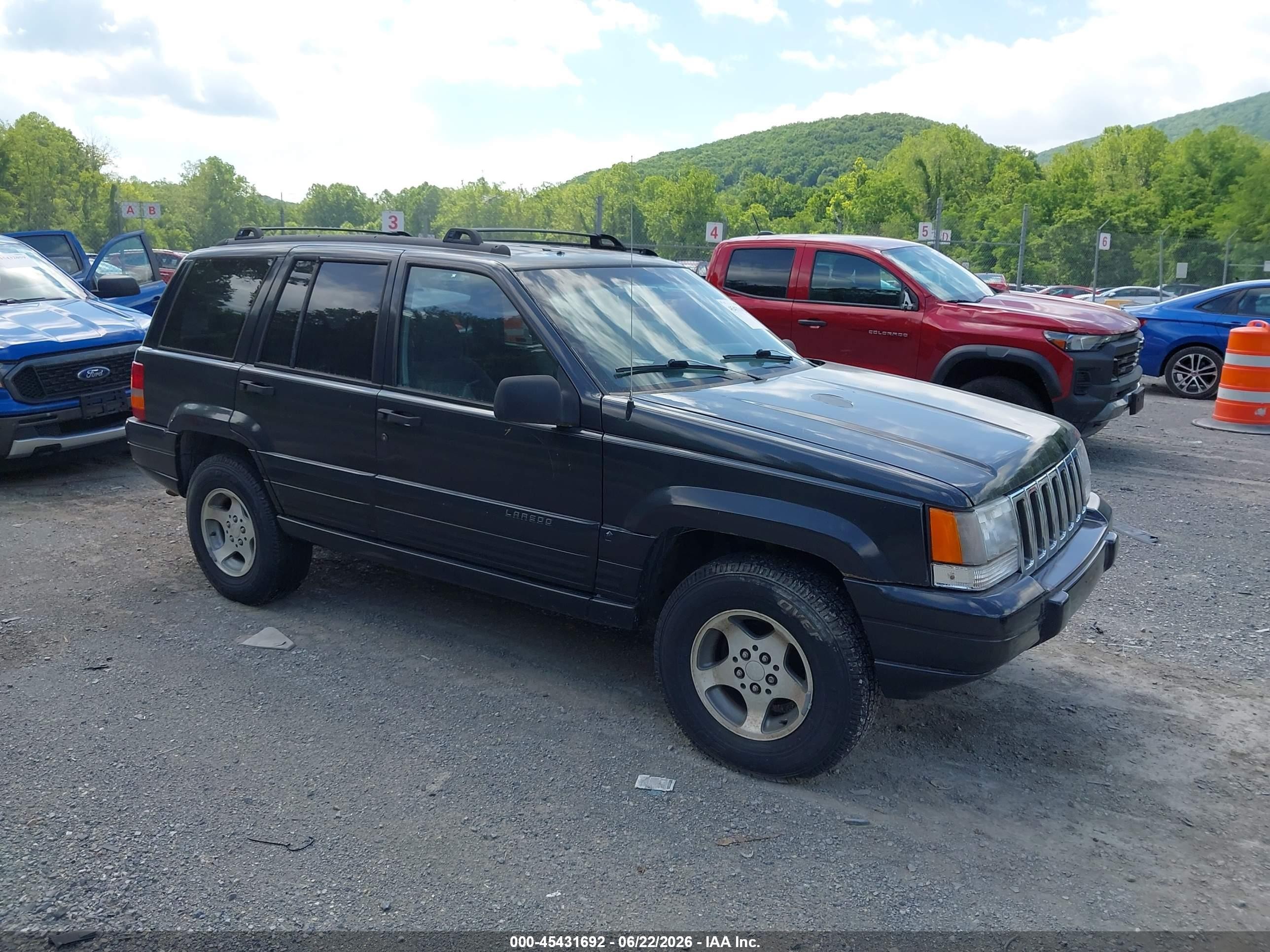1998 Jeep Grand Cherokee Laredo, VIN 1J4GZ58SXWC131445 — Normal wear
