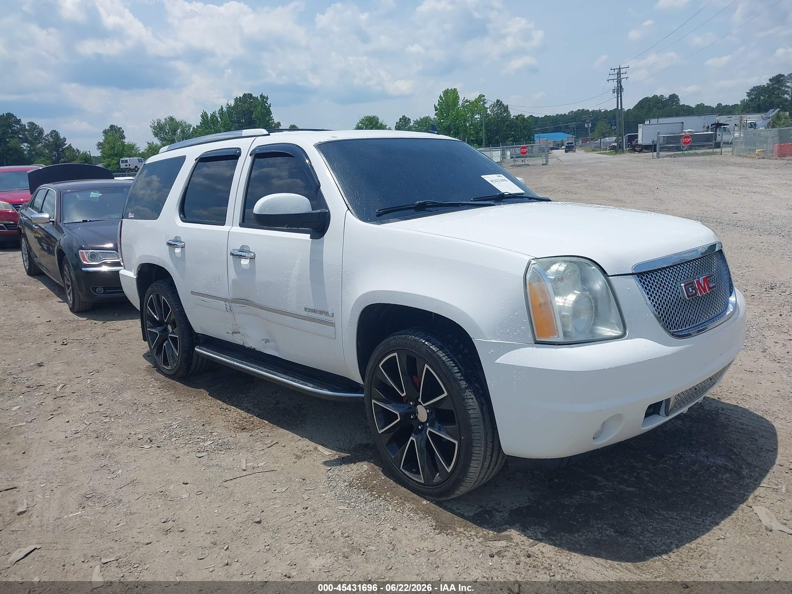 2011 GMC Yukon Denali, VIN 1GKS2EEF9BR386059 — Бок