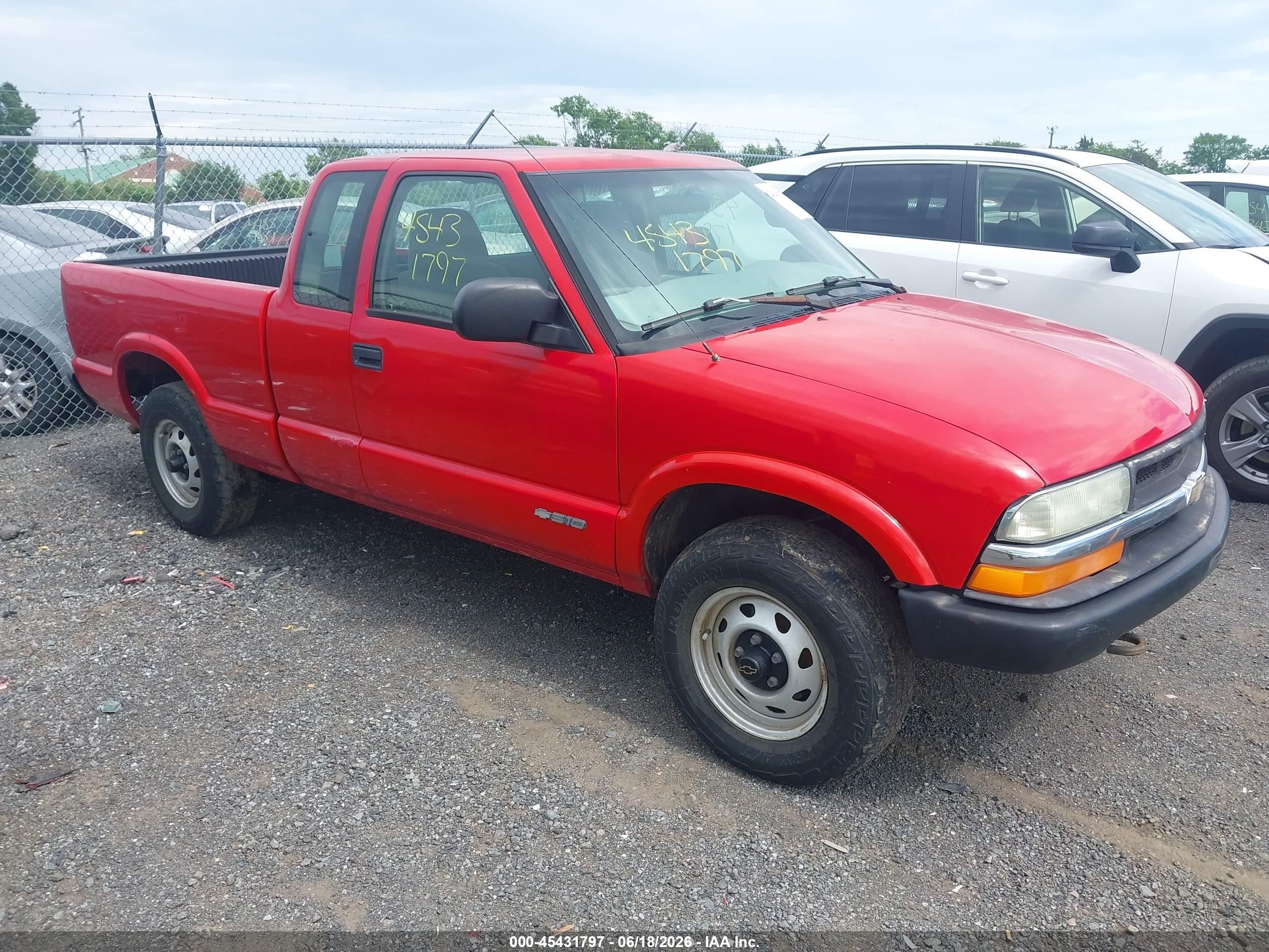 2002 Chevrolet S-10 LS, VIN 1GCDT19W128135398 — Normal wear