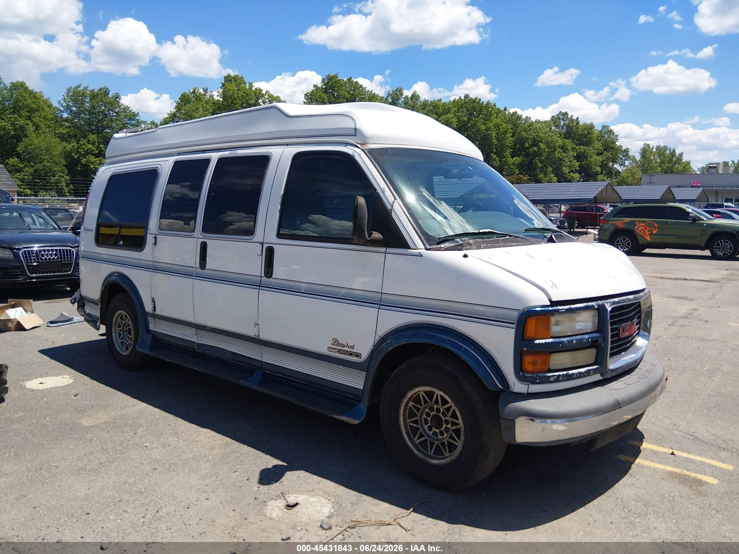 1997 GMC Savana Cargo YF7, VIN 1GDFG15R9V1071231 — Front end