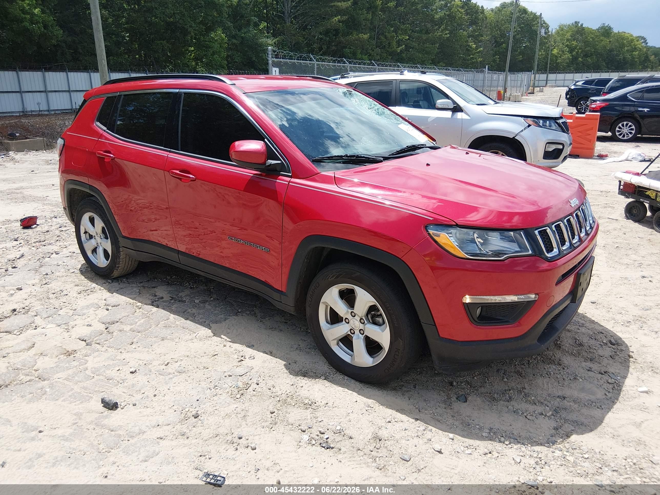 2019 Jeep Compass Altitude, VIN 3C4NJCBB9KT819856 — Бок