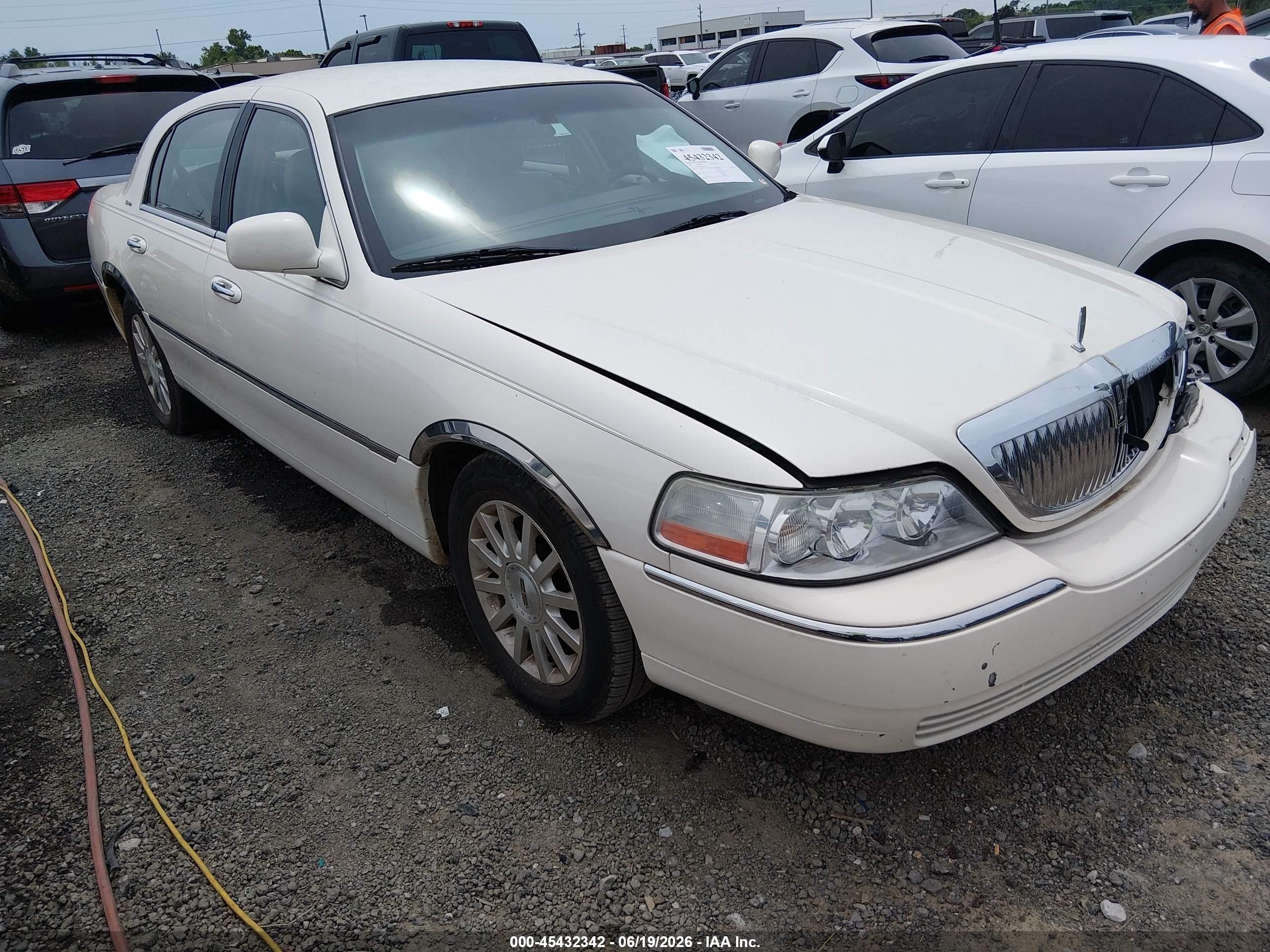 2007 Lincoln Town Car Signature, VIN 1LNHM81W27Y634121 — Front end