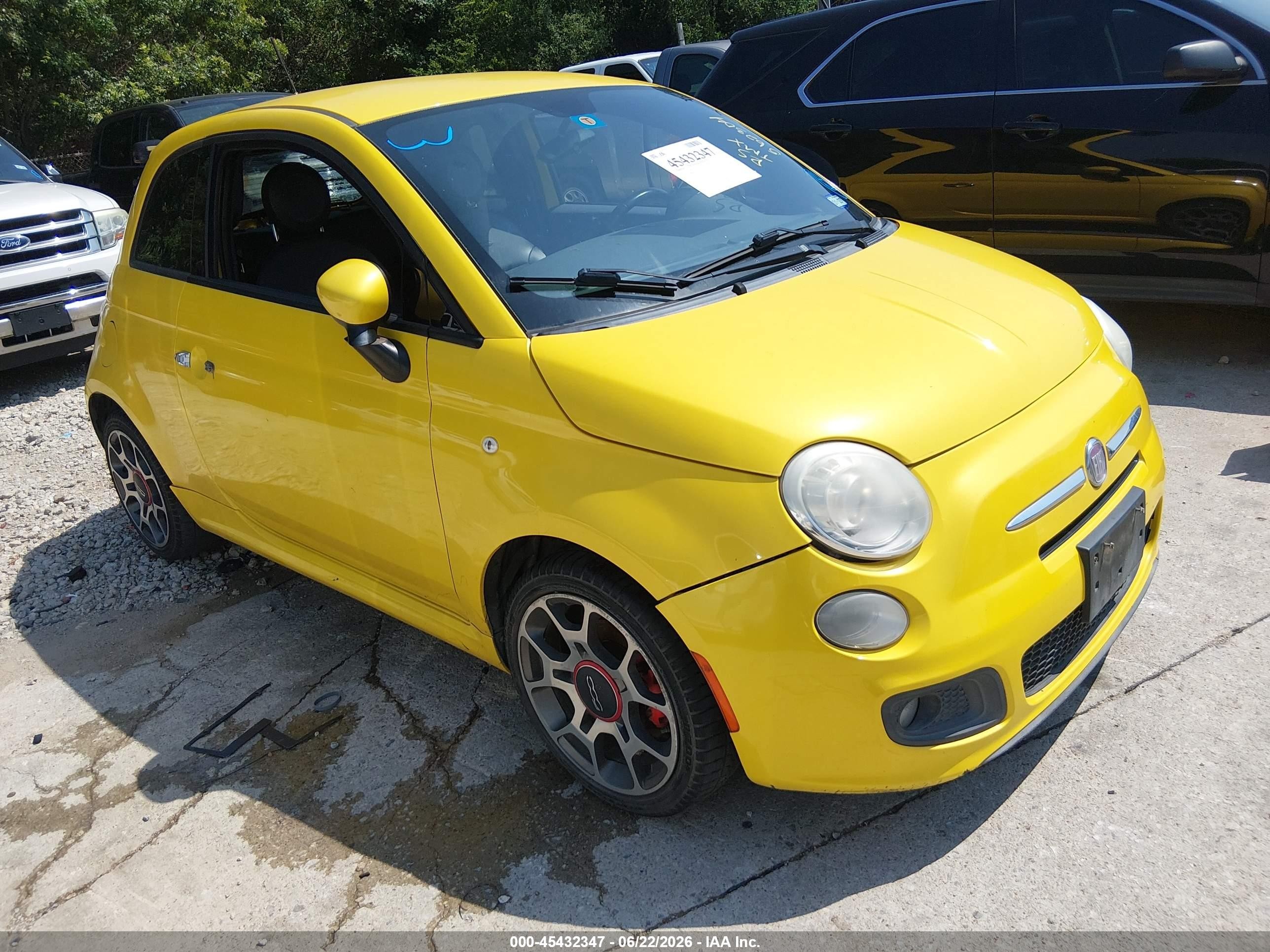 2015 FIAT 500 Sport, VIN 3C3CFFBR8FT562304 — Normal wear