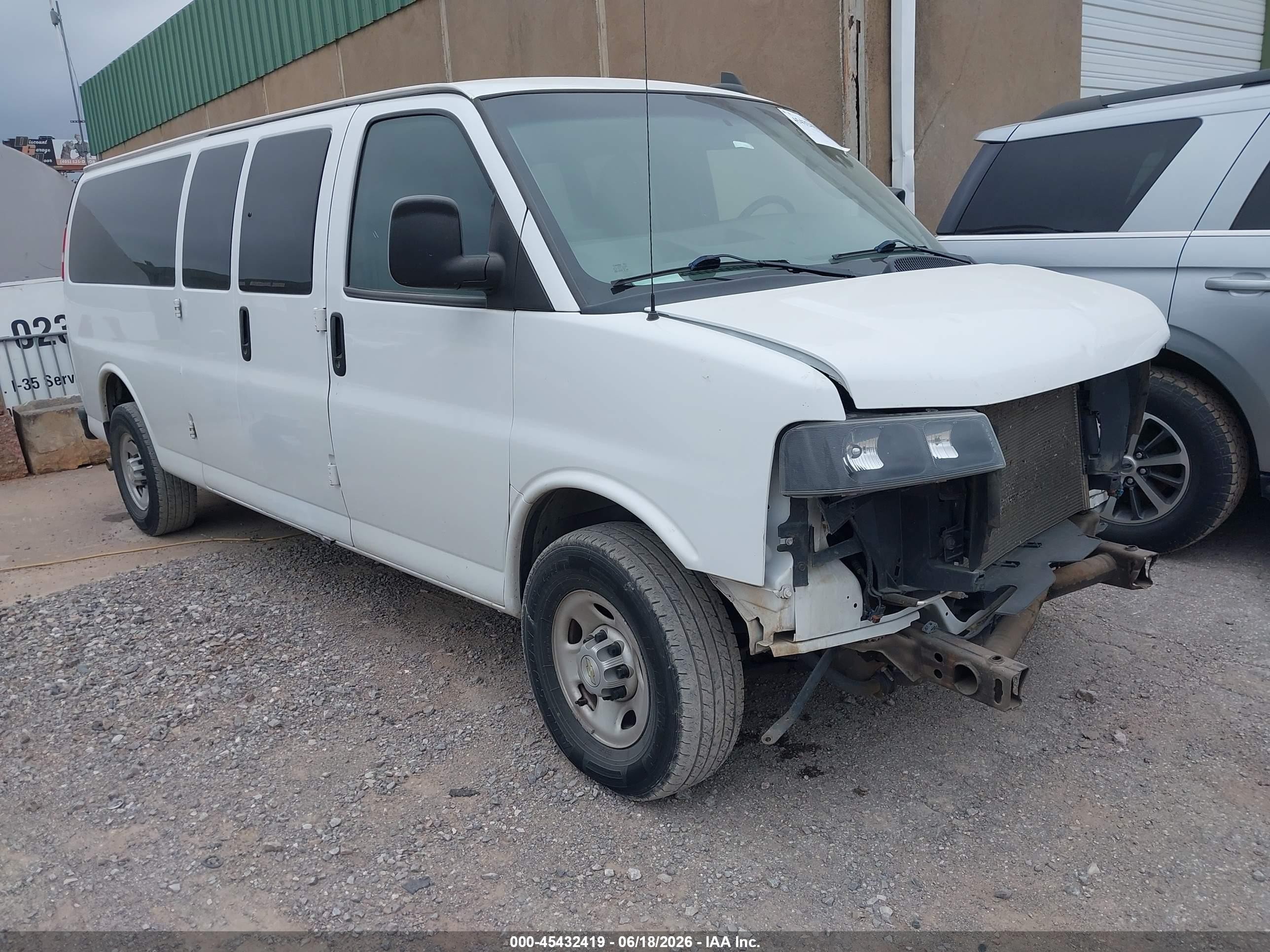 2020 Chevrolet Express Passenger LS, VIN 1GAZGNFP7L1256728 — Normal wear