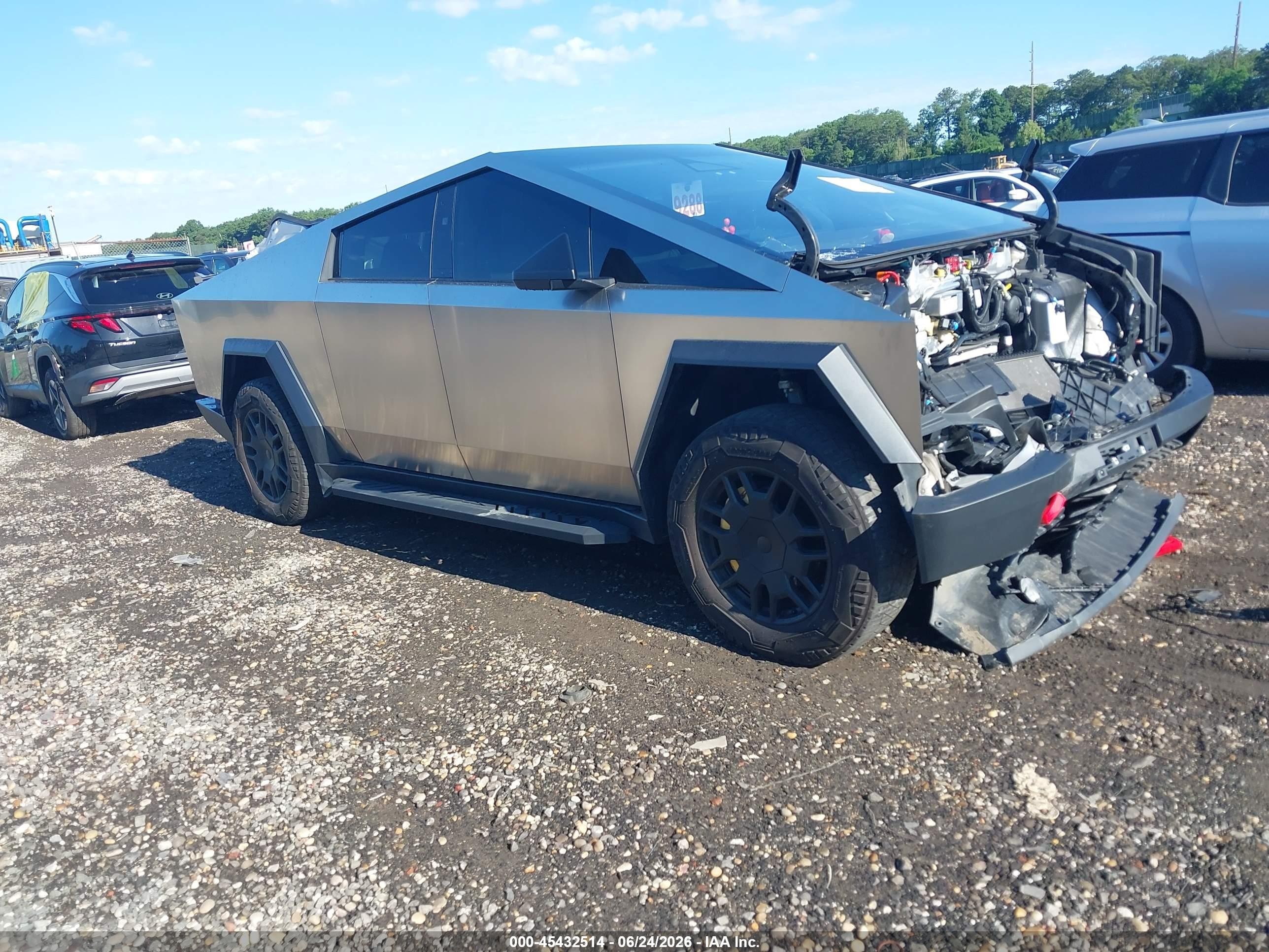 2025 Tesla Cybertruck, VIN 7G2CEHED5SA071427 — Front end