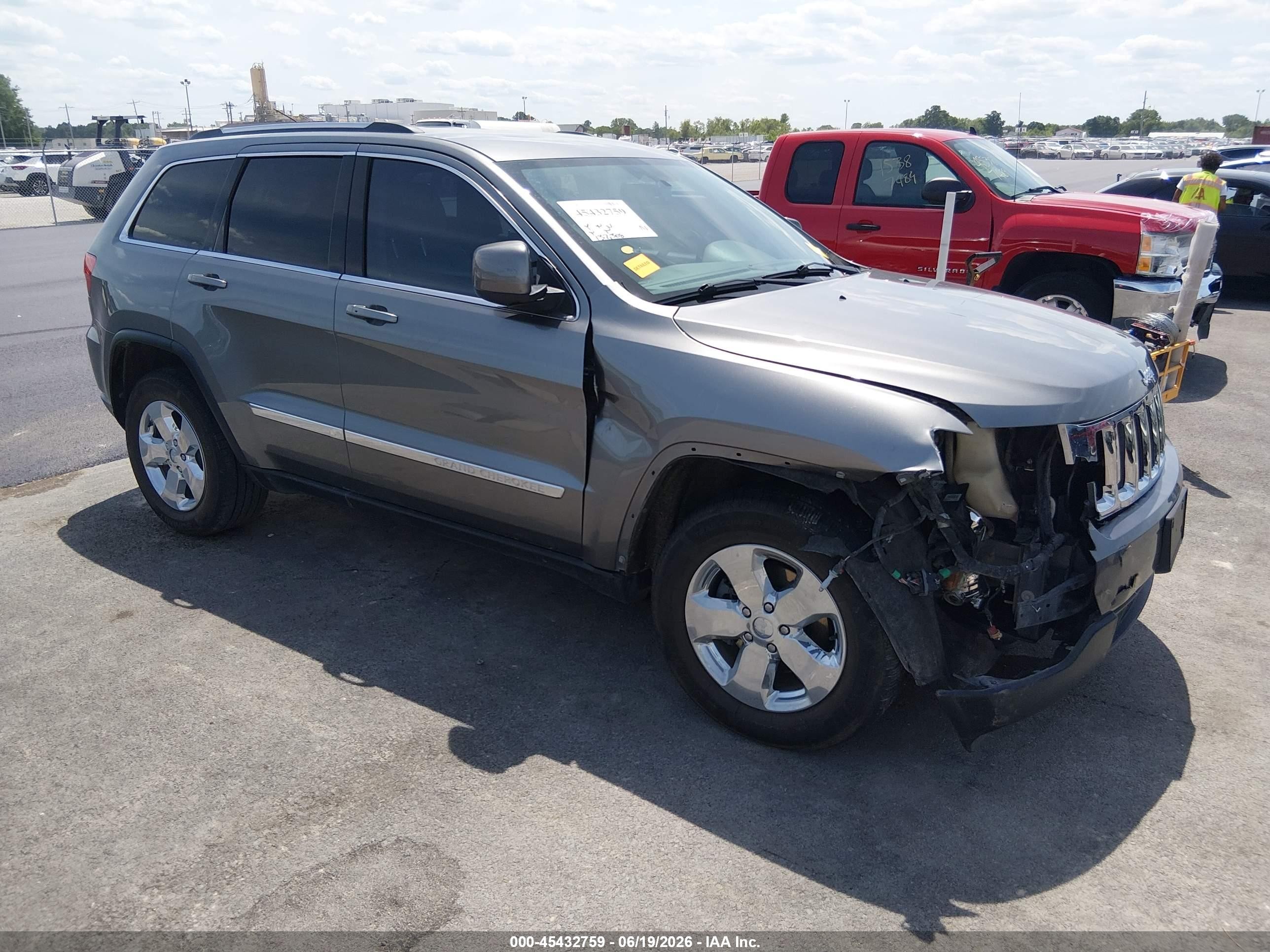 2013 Jeep Grand Cherokee Laredo, VIN 1C4RJFAG9DC547839 — Front end