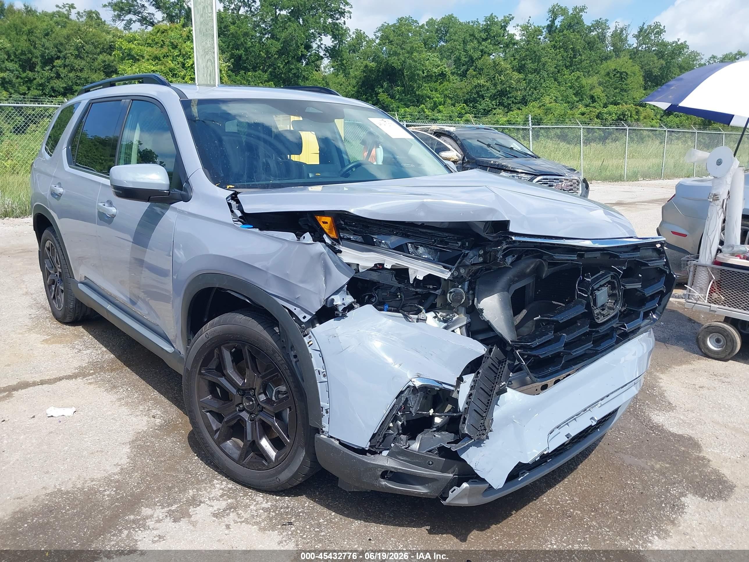 2025 Honda Pilot Touring, VIN 5FNYG2H72SB046204 — Перед
