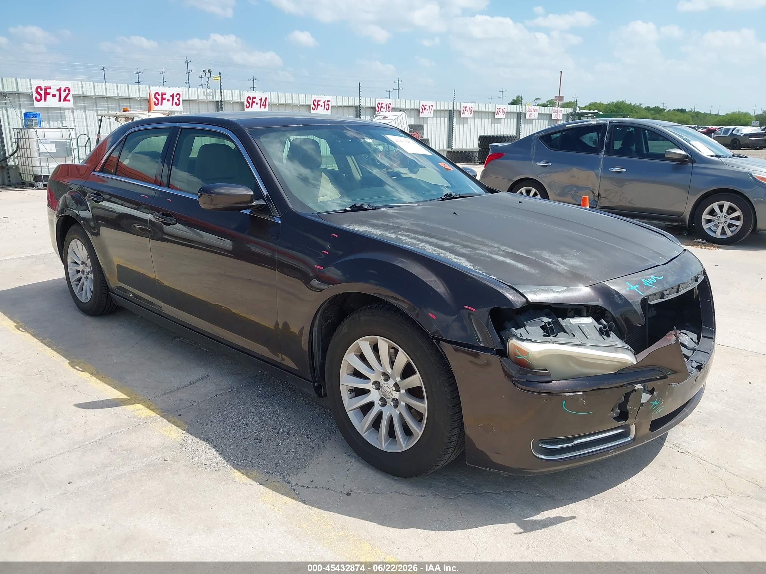 2012 Chrysler 300, VIN 2C3CCAAG4CH165706 — Перед