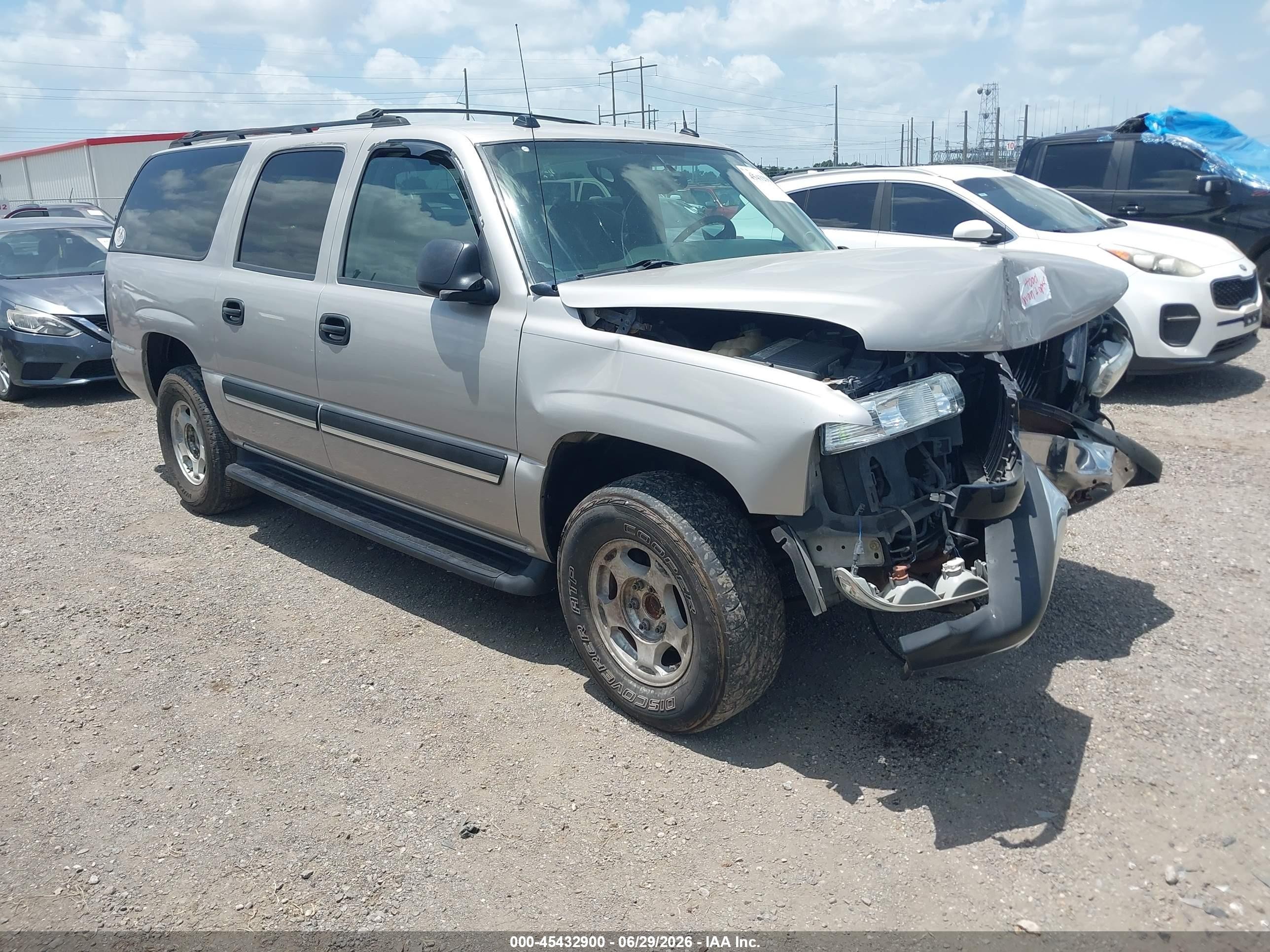 2005 Chevrolet Suburban LS, VIN 3GNEC16Z95G189542 — Front end