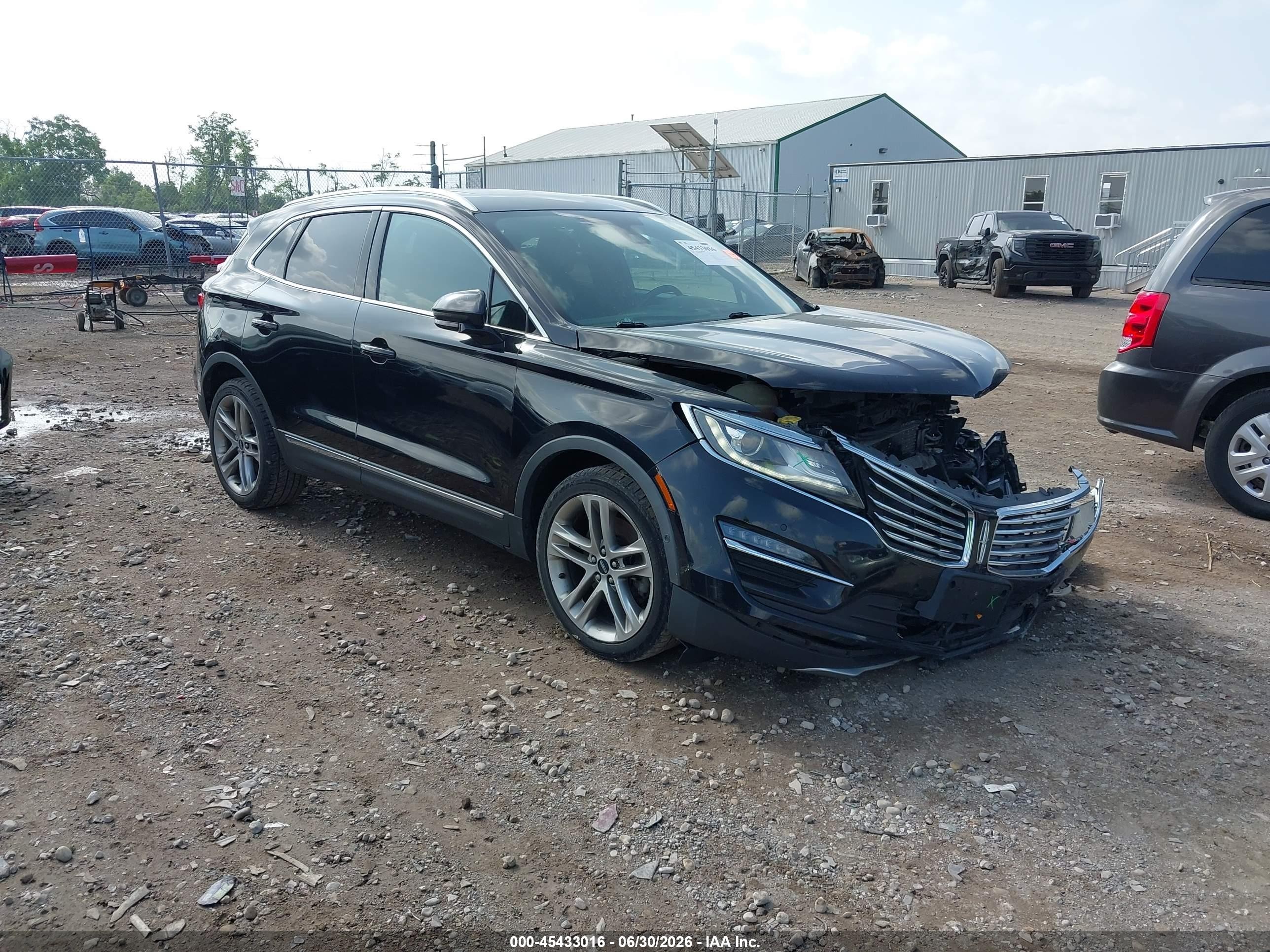 2017 Lincoln MKC Reserve, VIN 5LMCJ3D90HUL54327 — Front end