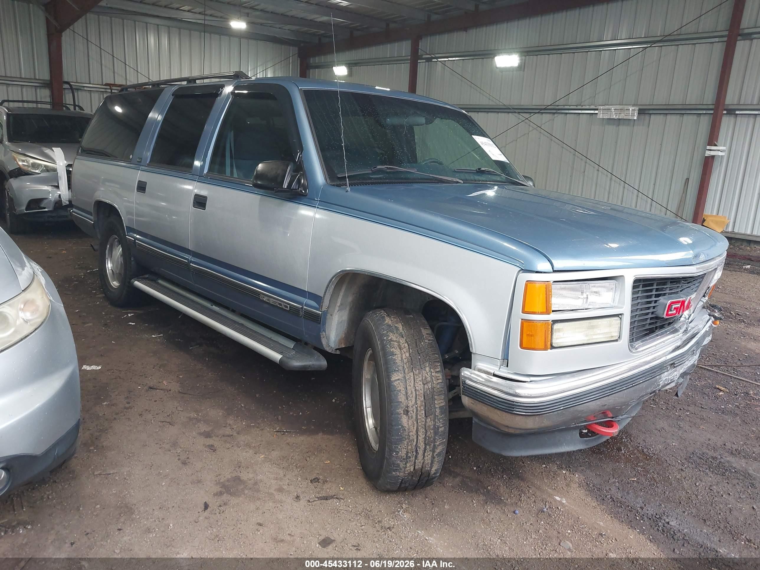 1995 GMC Suburban, VIN 1GKFK16K5SJ724951 — Front end