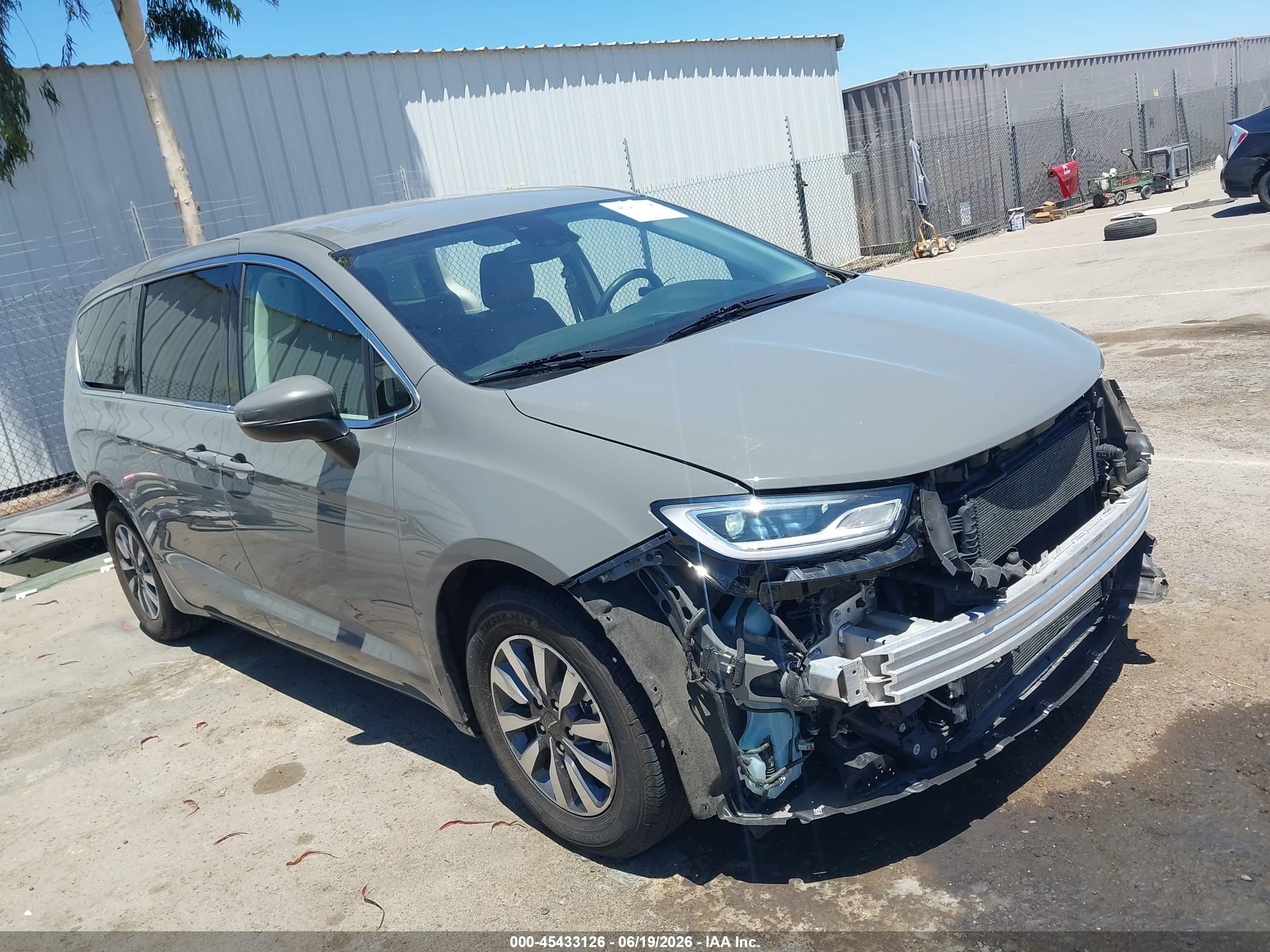 2023 Chrysler Pacifica Hybrid Touring L, VIN 2C4RC1L74PR618287 — Бок