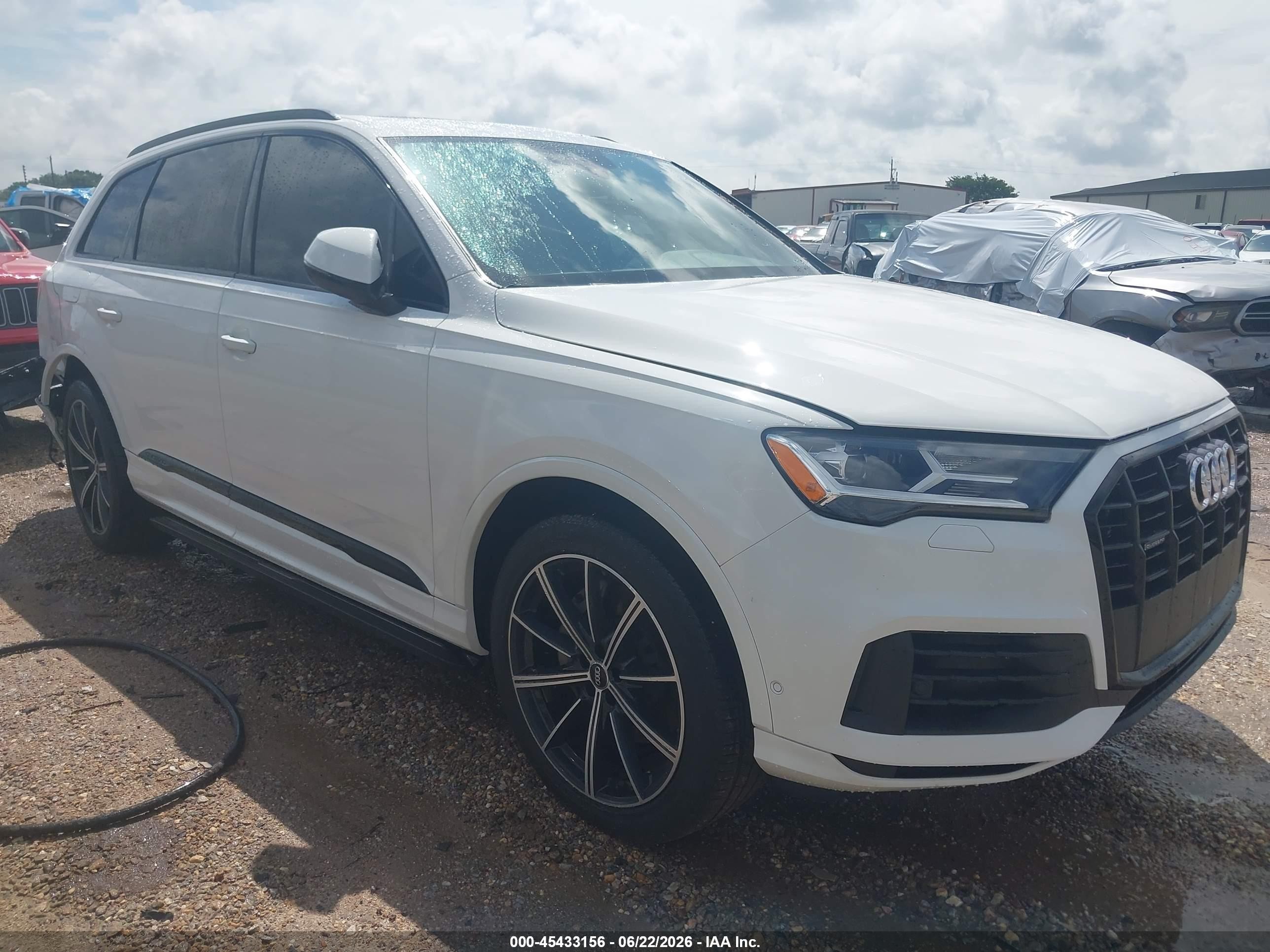 2020 Audi Q7 Premium Plus, VIN WA1LXAF79LD013159 — Зад