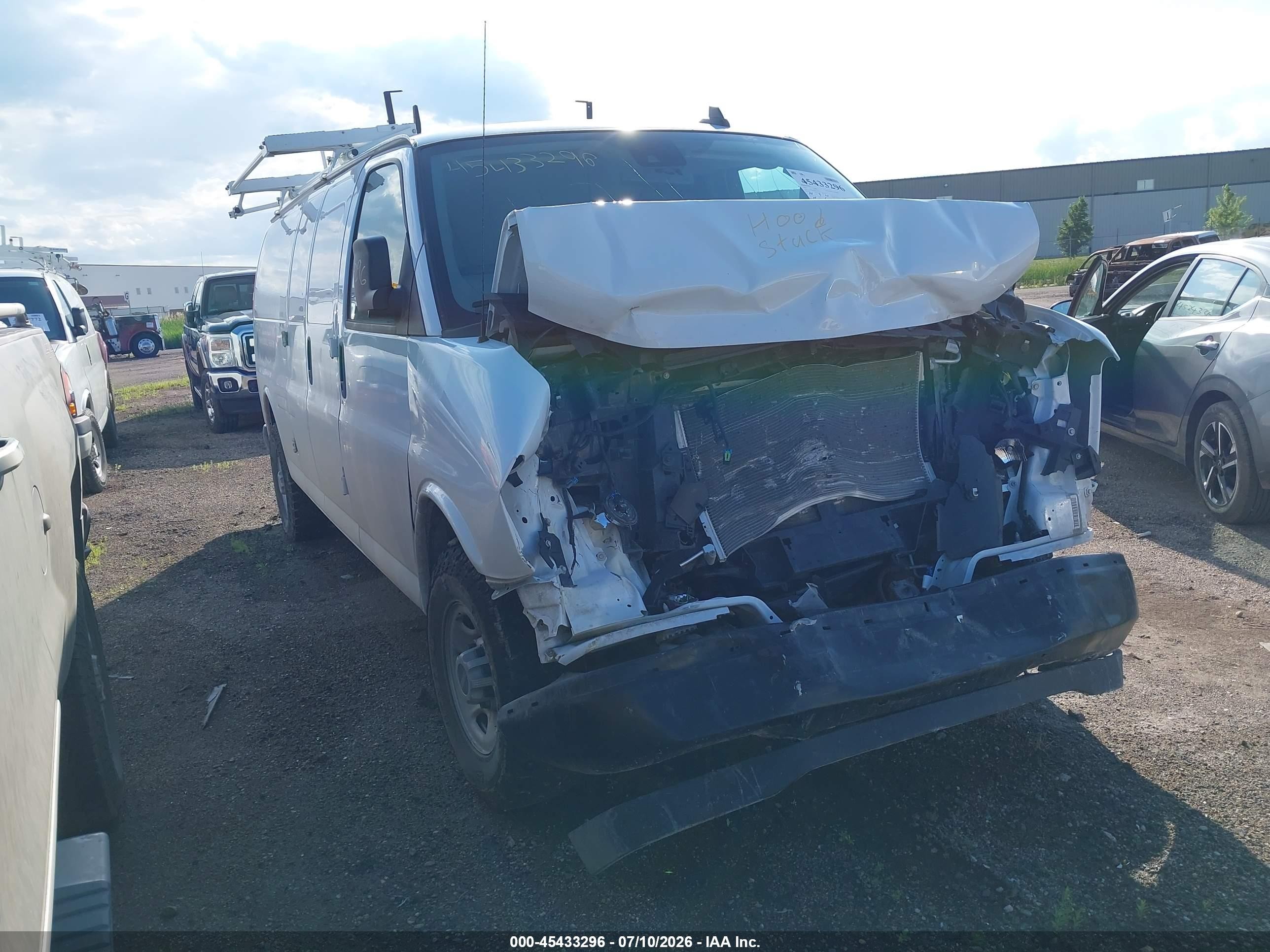 2023 GMC Savana Cargo, VIN 1GTW7BFP5P1100735 — Front end