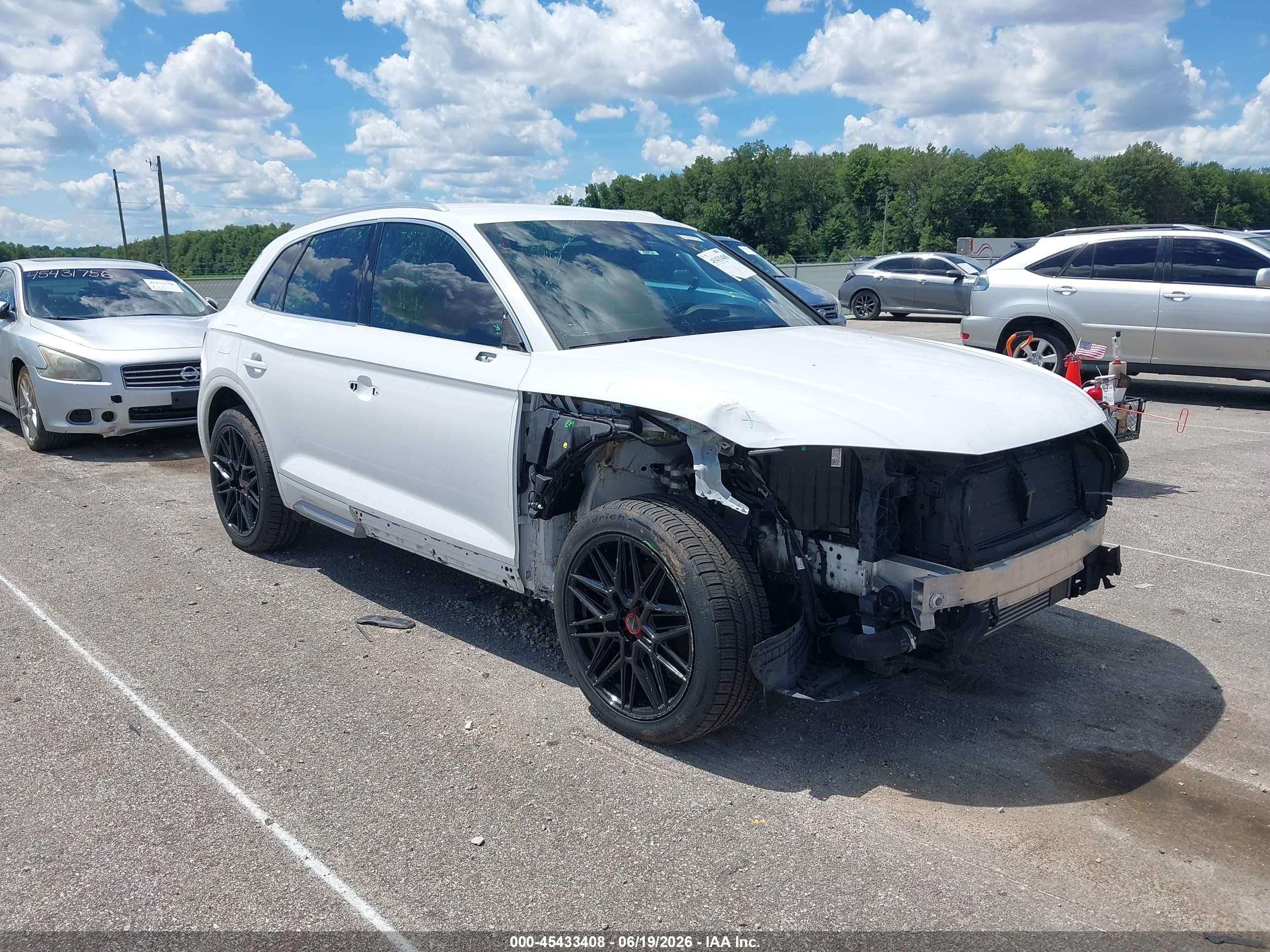 2019 Audi Q5 Premium, VIN WA1ANAFY1K2118035 — Front end