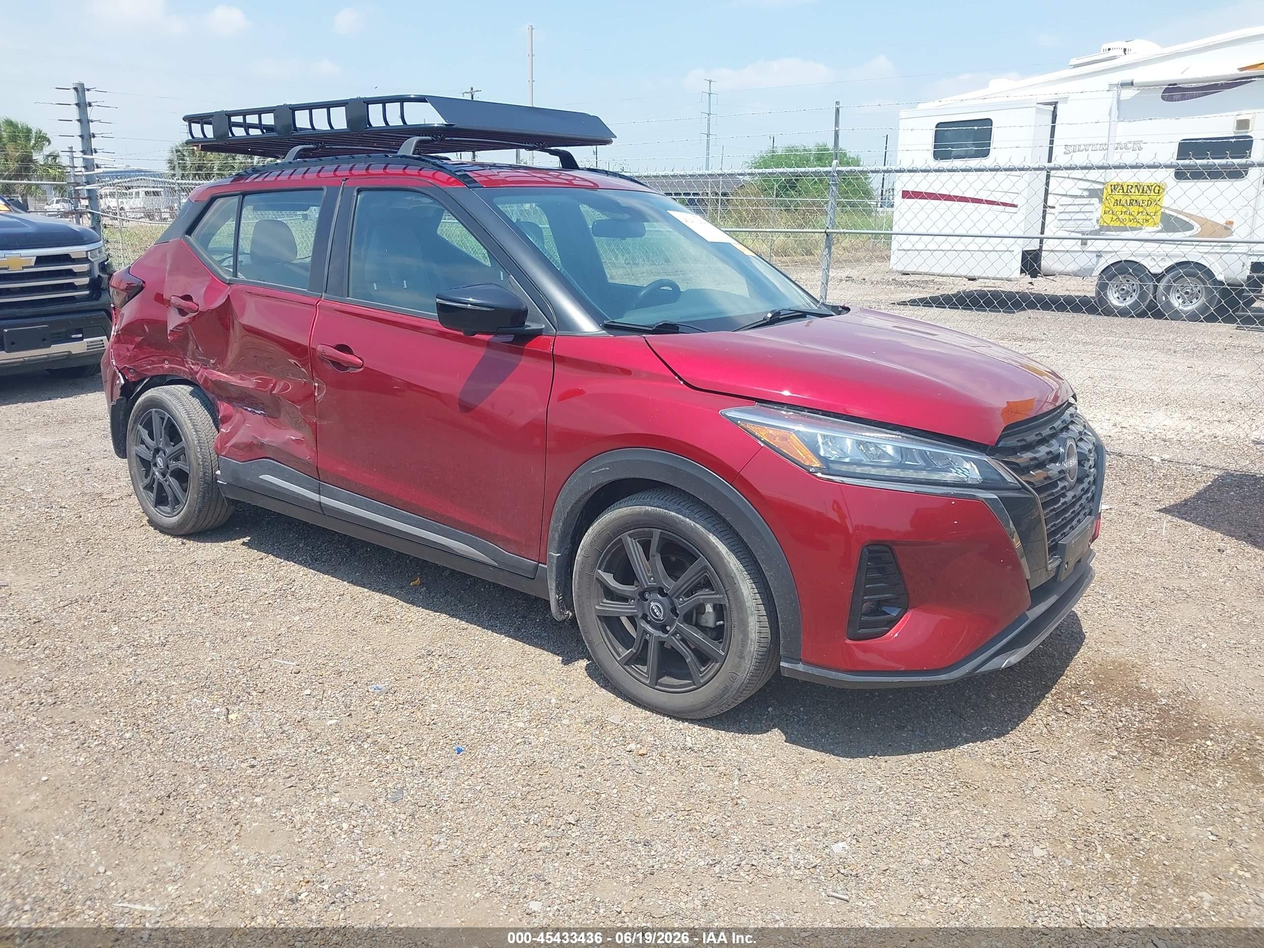 2023 Nissan Kicks SR, VIN 3N1CP5DV8PL566063 — Бок