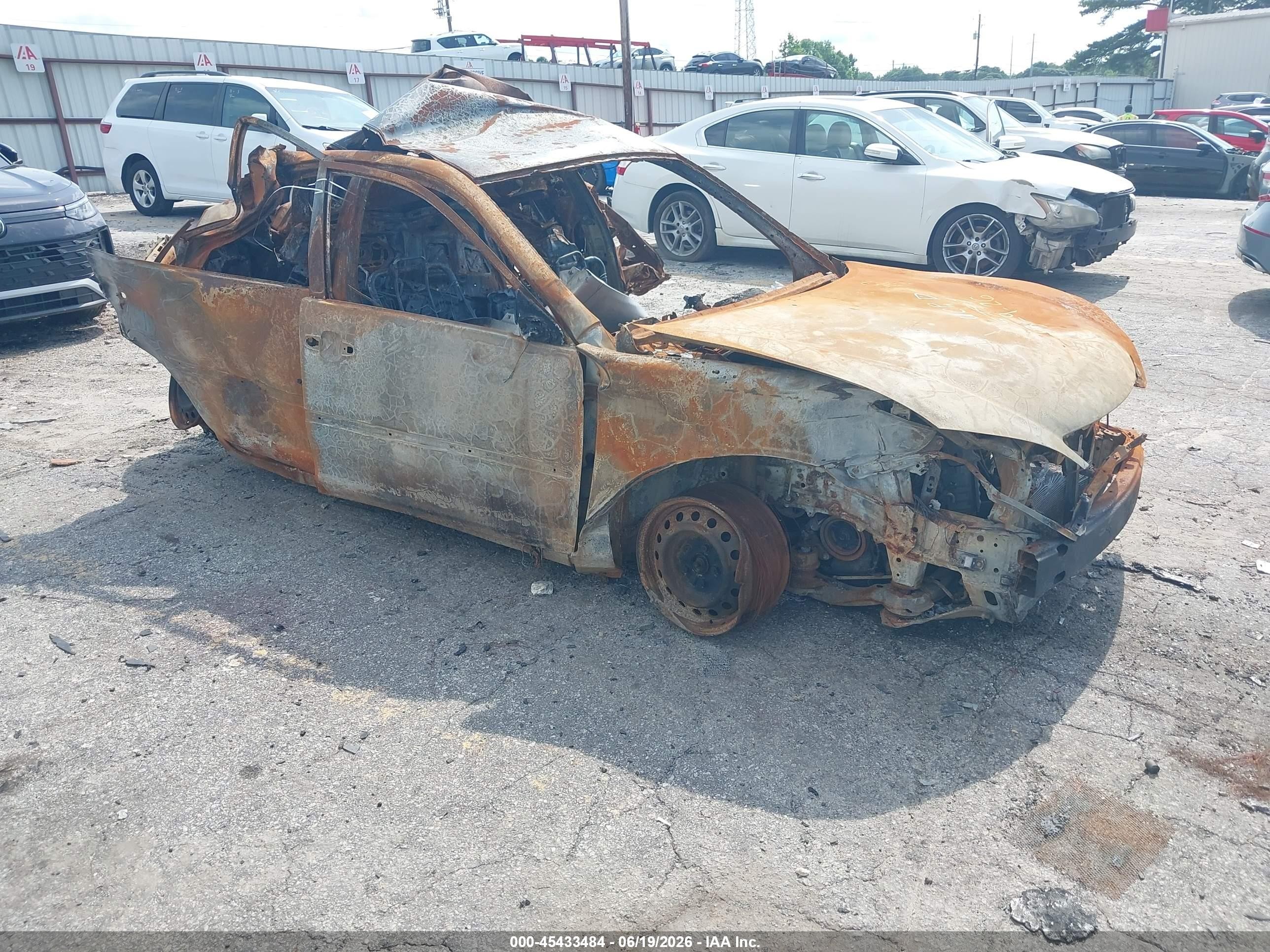 2004 Toyota Camry LE, VIN 4T1BE32K64U791834 — Пожар