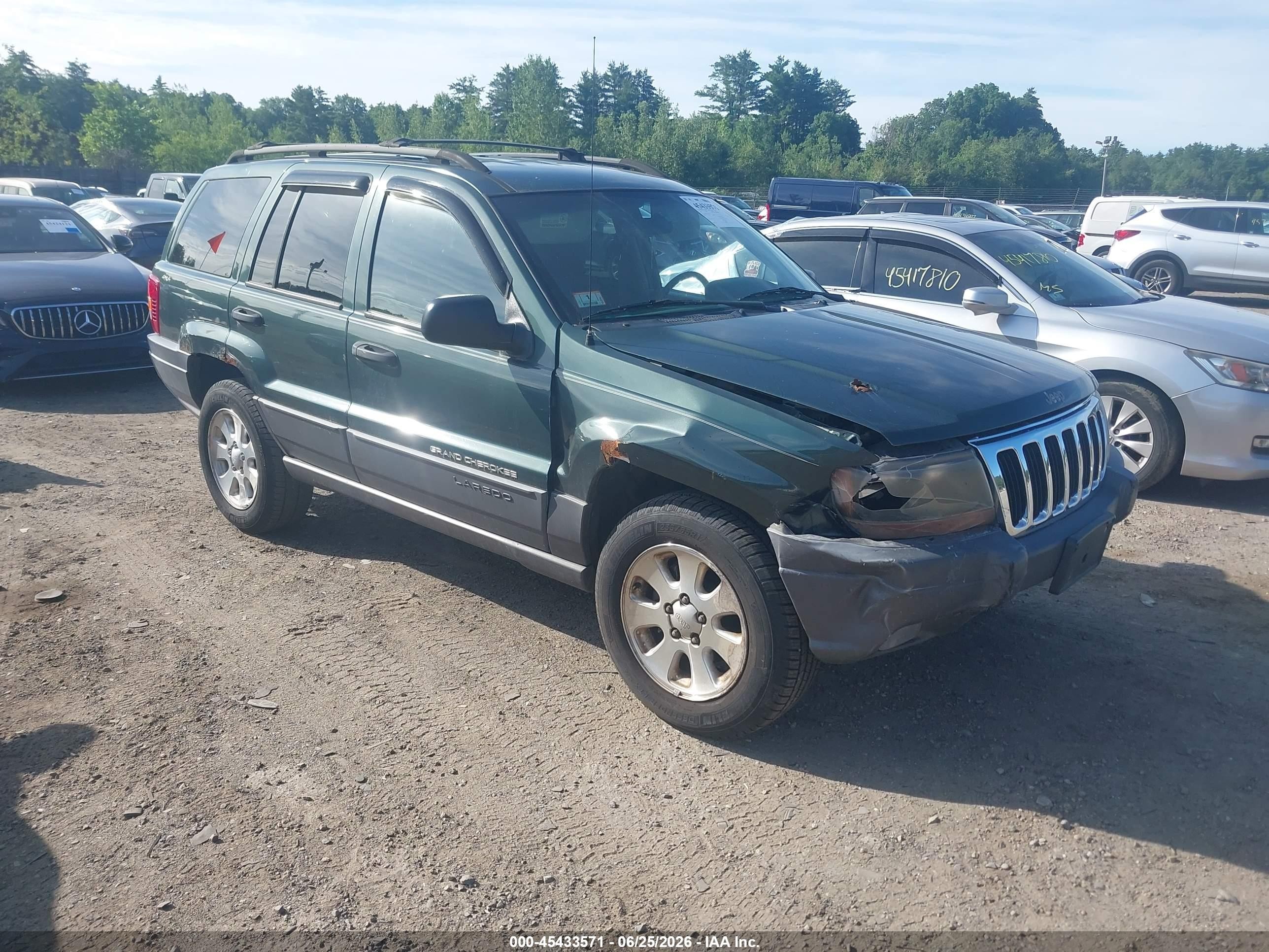 2001 Jeep Grand Cherokee Laredo, VIN 1J4GW48S71C625855 — Front end