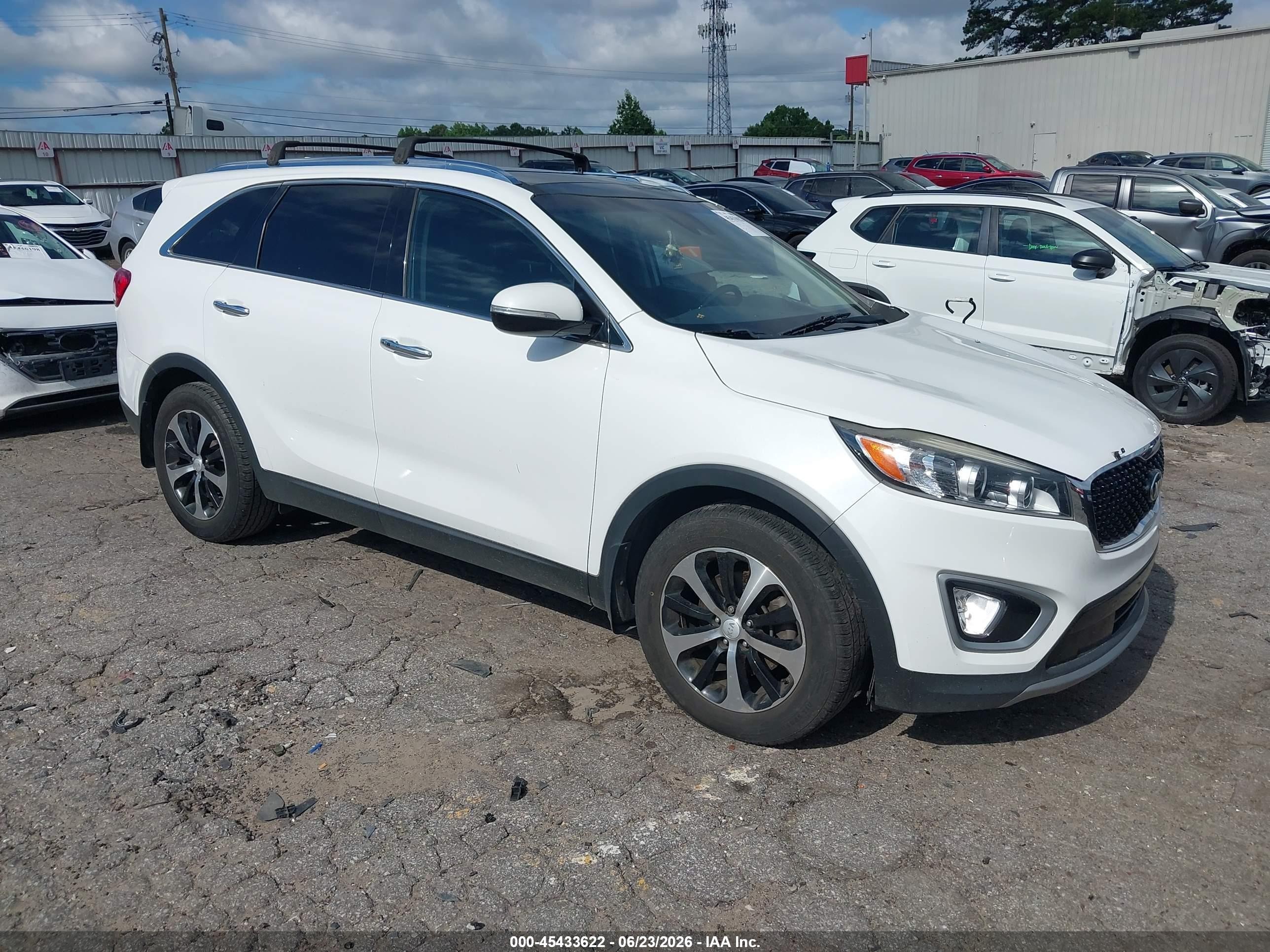 2017 Kia Sorento EX, VIN 5XYPH4A5XHG306217 — Front end