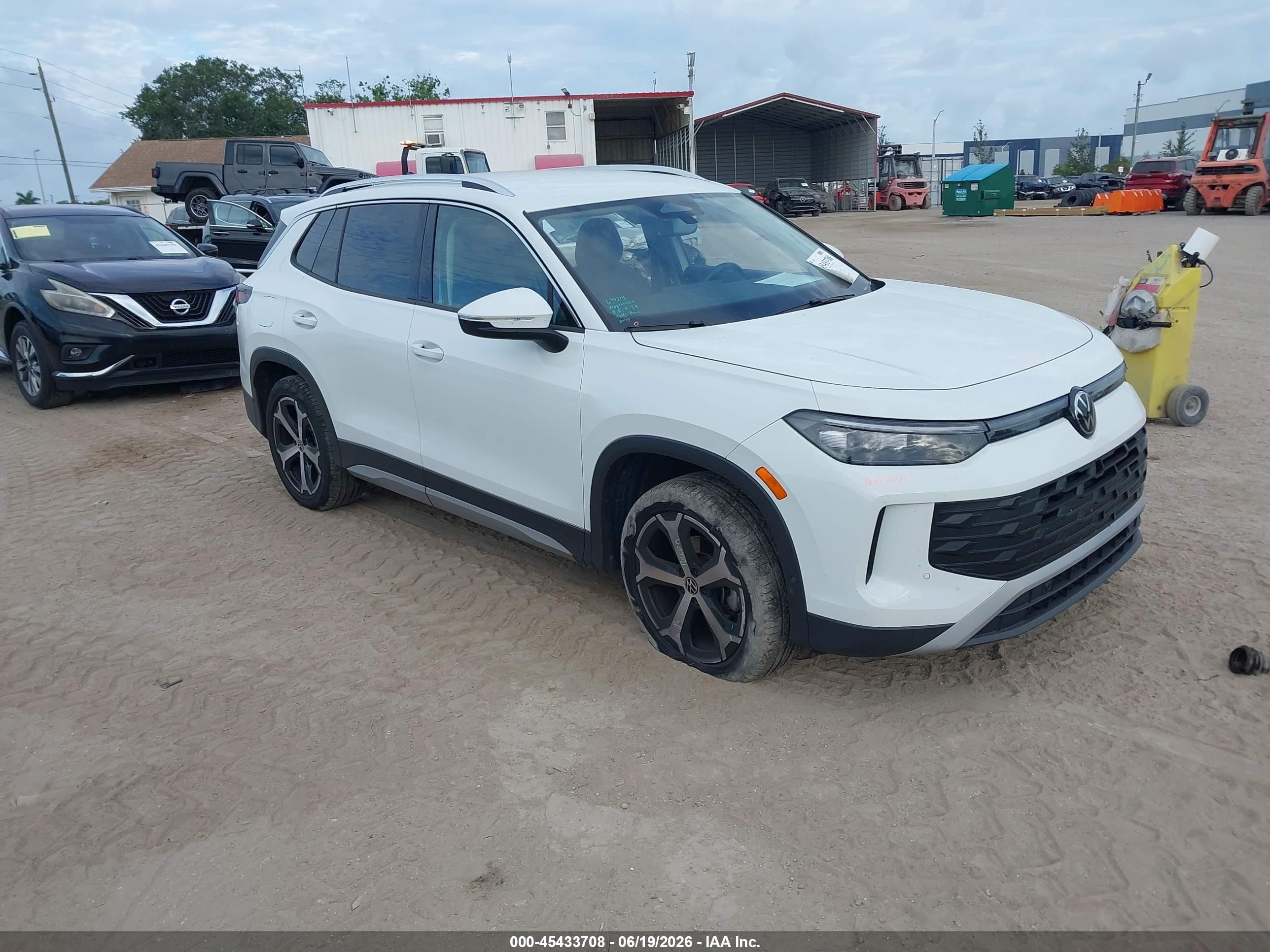 2025 Volkswagen Tiguan SE, VIN 3VVFR7RM5SM023404 — Бок