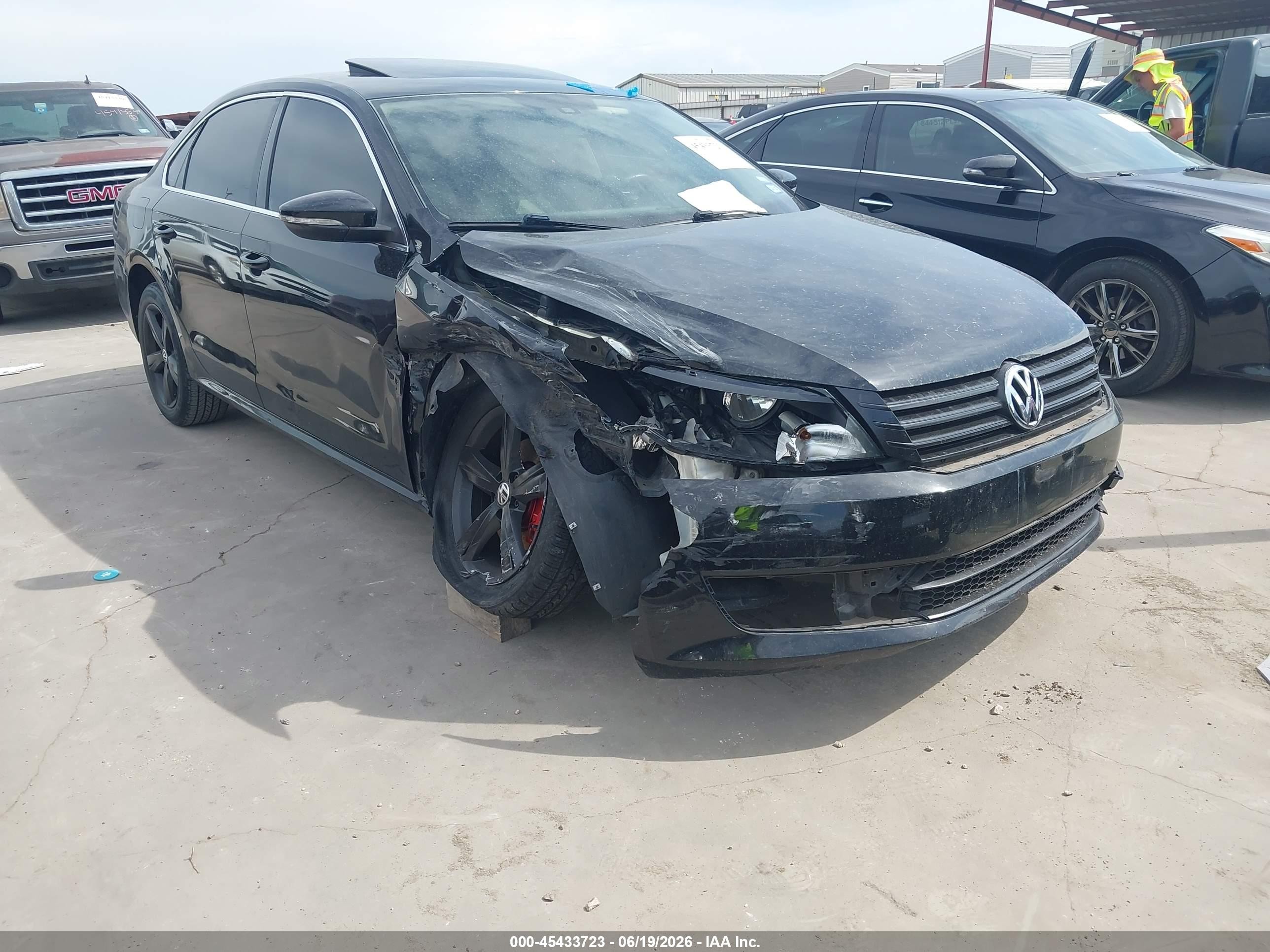 2013 Volkswagen Passat SE, VIN 1VWBH7A33DC052582 — Front end