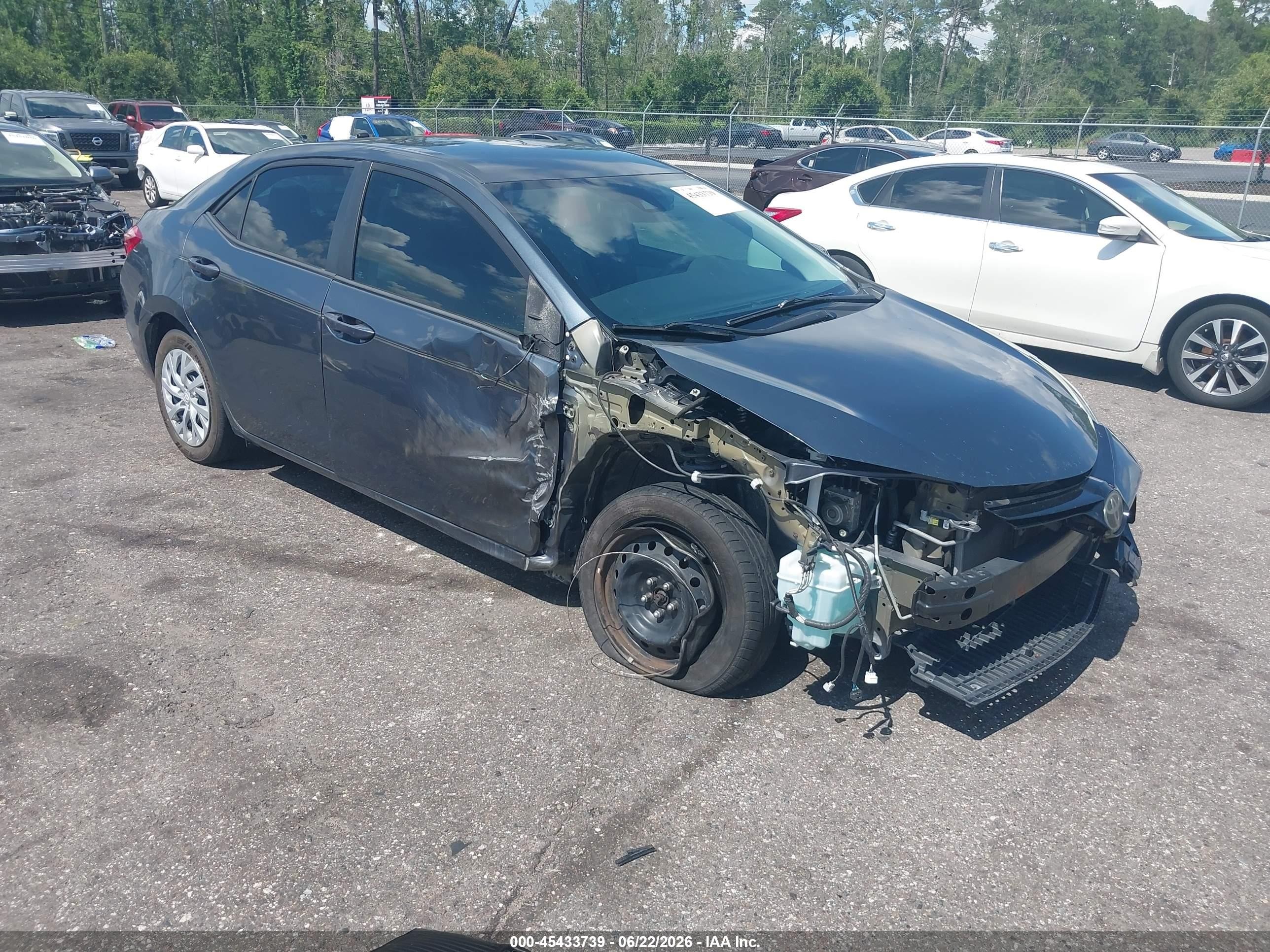 2018 Toyota Corolla LE, VIN 5YFBURHE9JP850931 — Front end