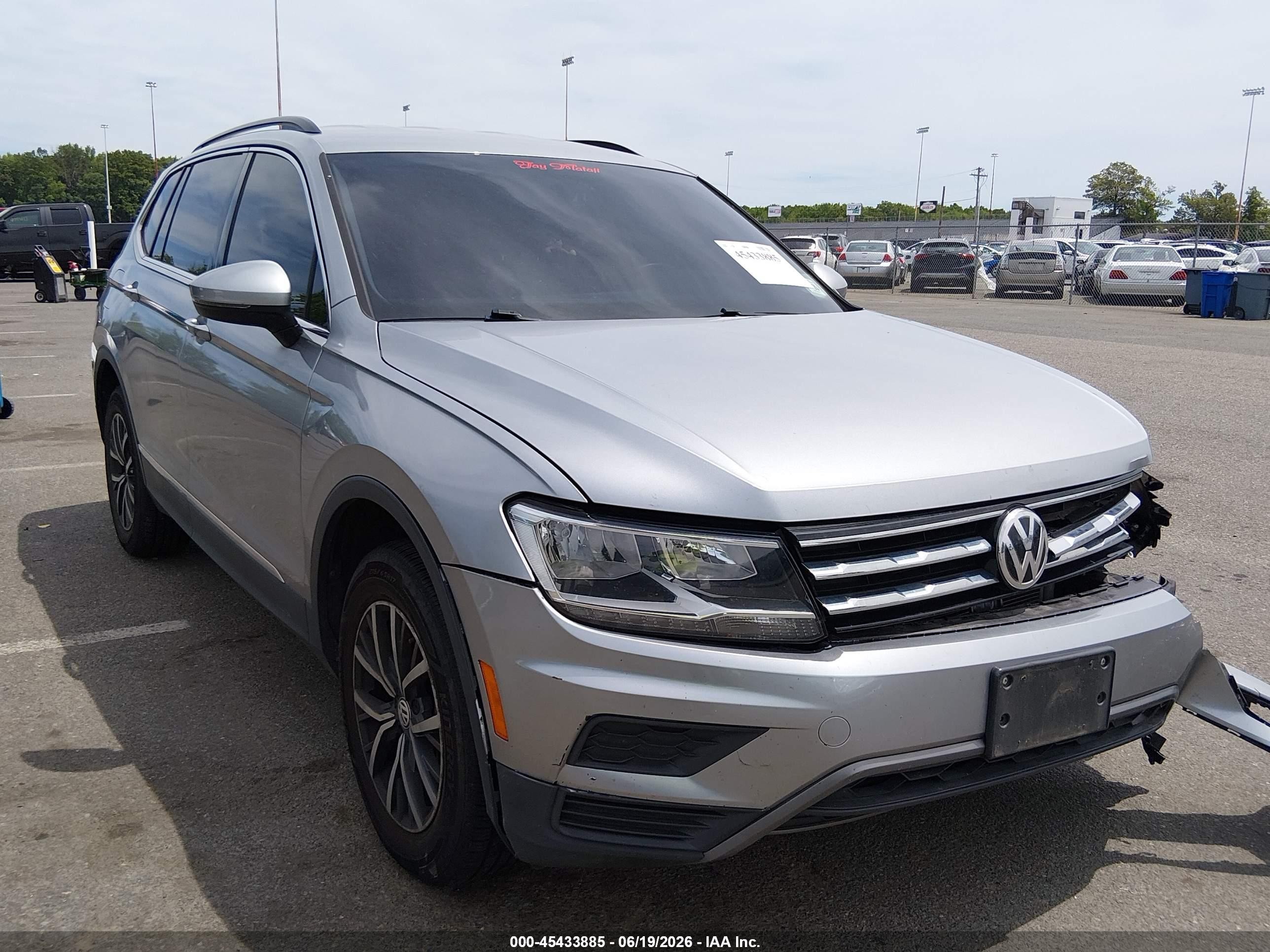 2020 Volkswagen Tiguan SE, VIN 3VV2B7AX5LM108737 — Front end