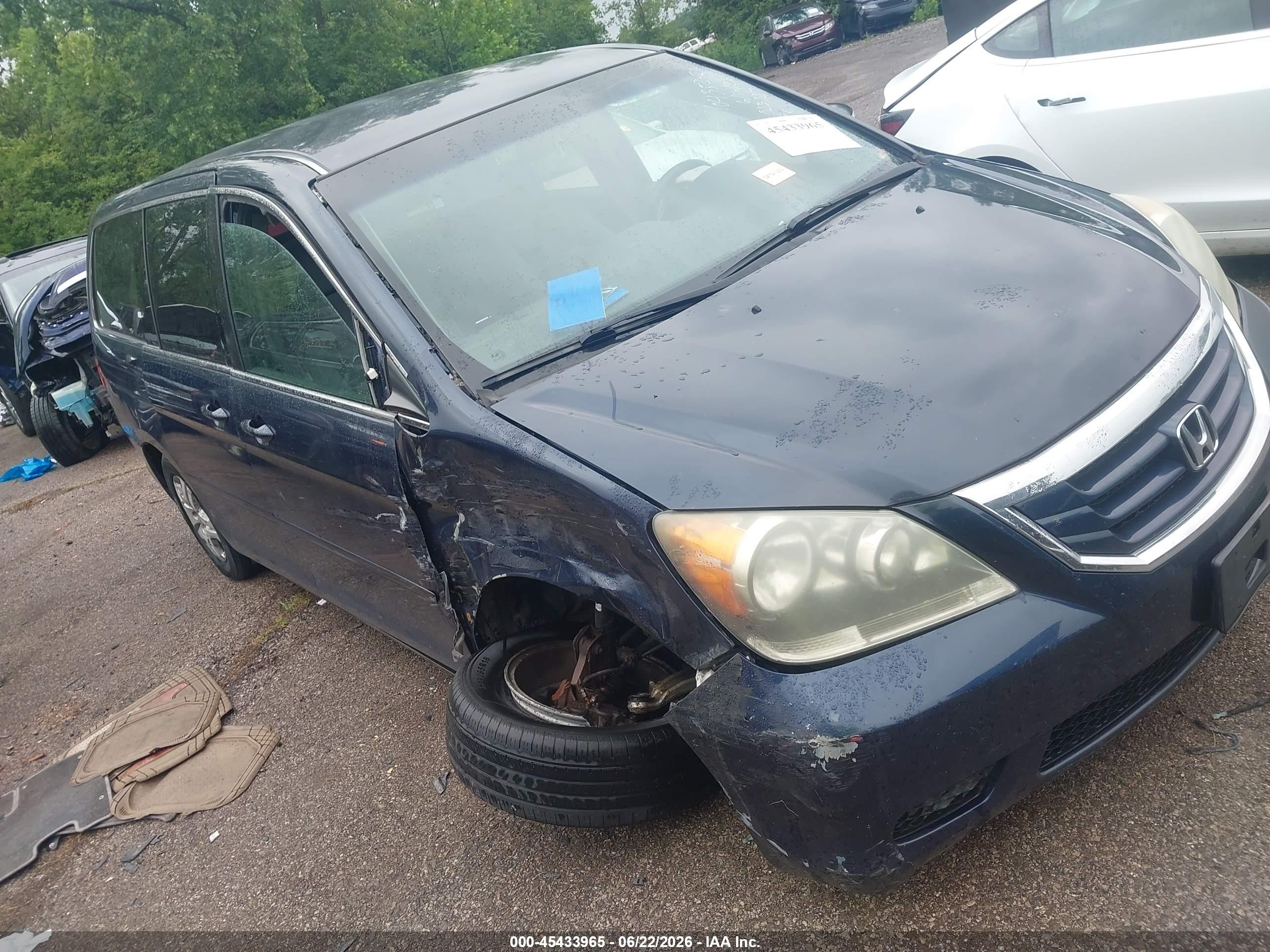 2009 Honda Odyssey LX, VIN 5FNRL382X9B023127 — Side