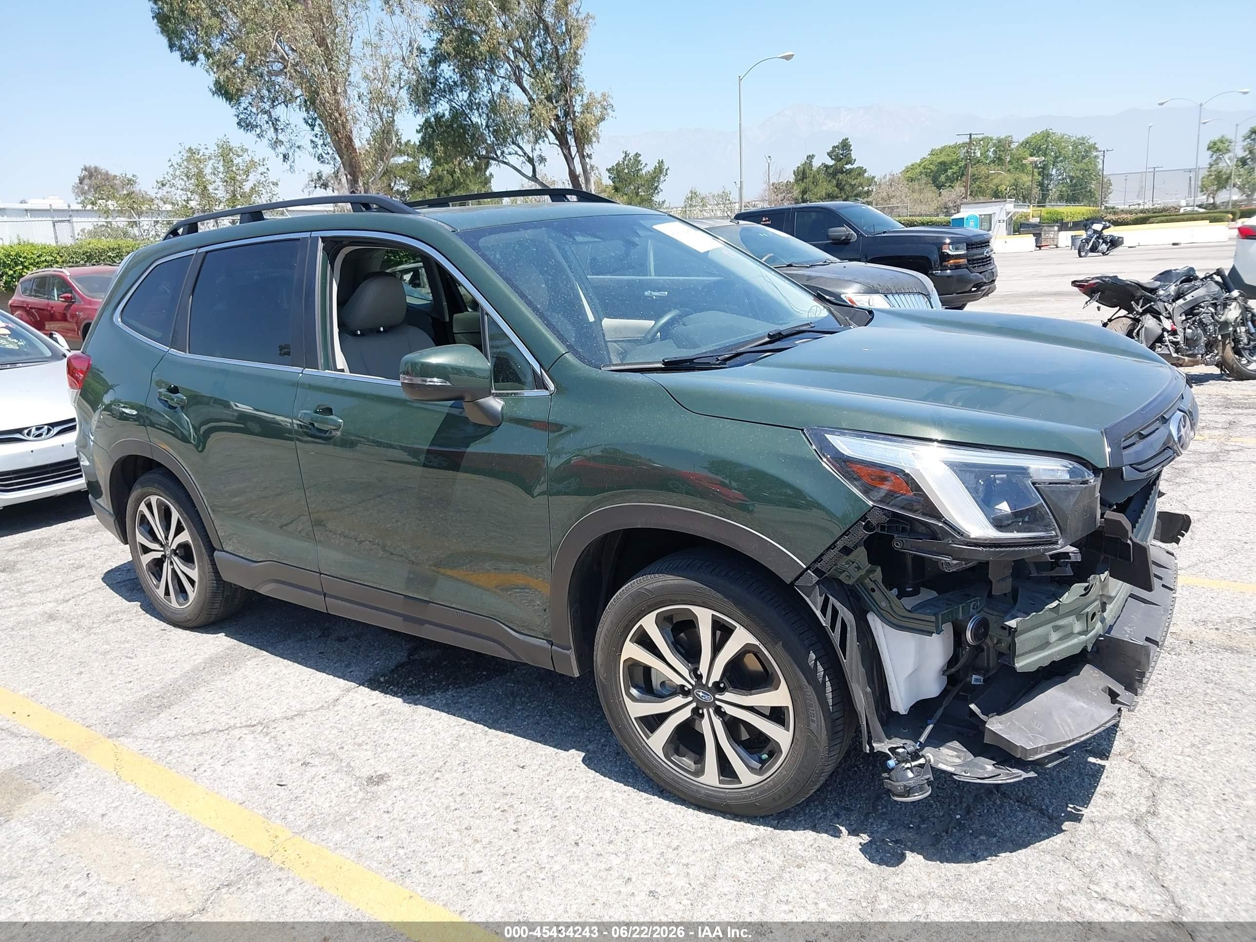 2022 Subaru Forester Limited, VIN JF2SKAPC9NH403901 — Front end