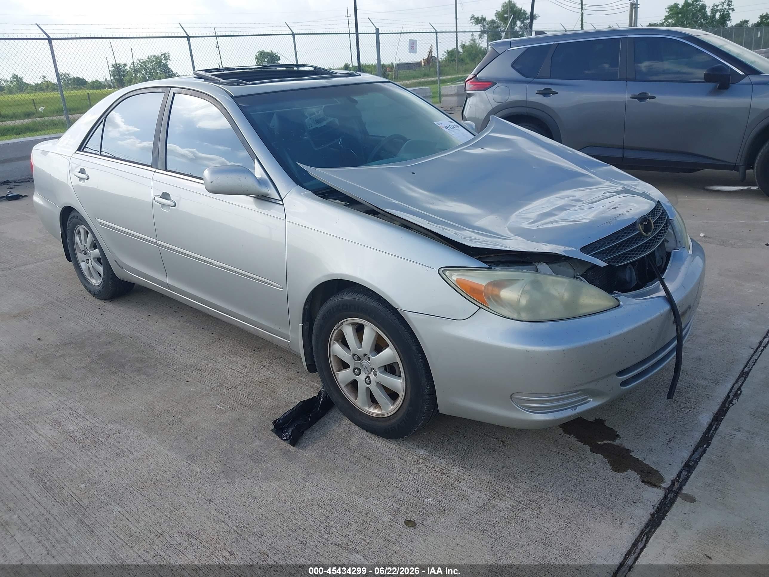 2002 Toyota Camry LE, VIN 4T1BF32K22U026310 — Front end