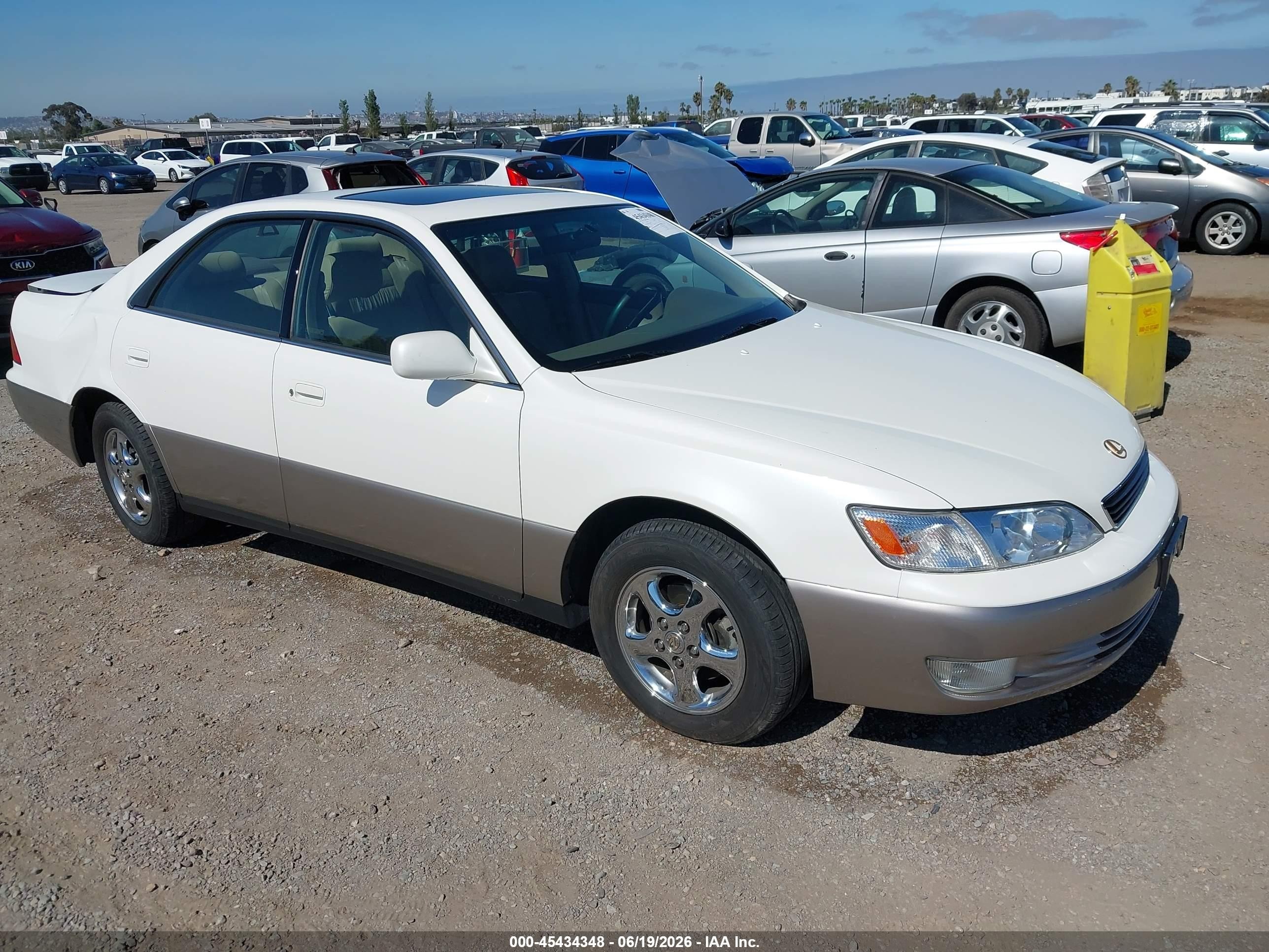 1998 Lexus ES 300, VIN JT8BF28G9W0143685 — Rear end