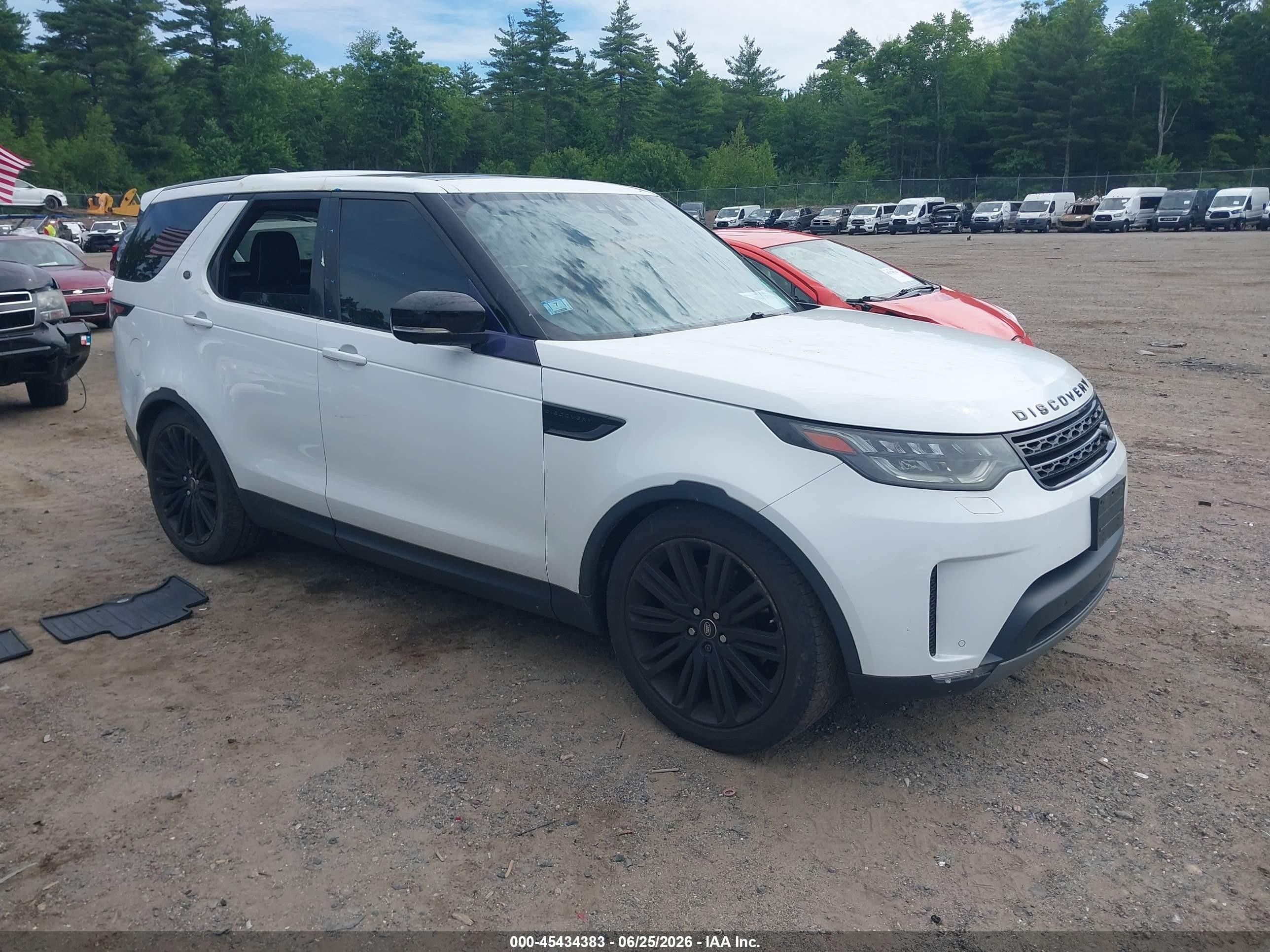 2017 Land Rover Discovery HSE, VIN SALRRBBV3HA045885 — Side