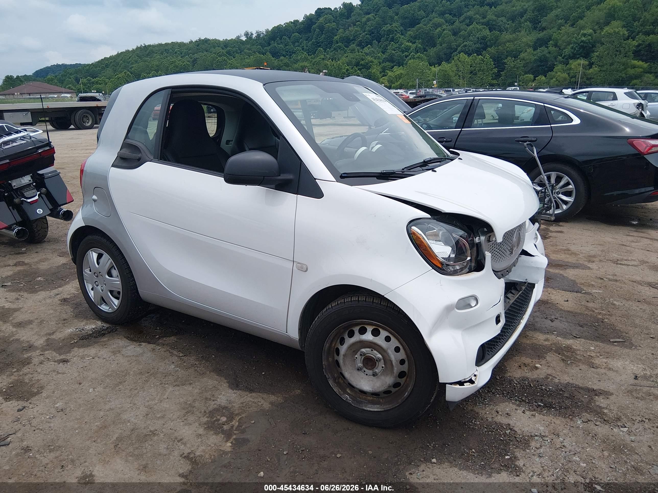 2016 Smart fortwo Passion, VIN WMEFJ5DA7GK123785 — Front end