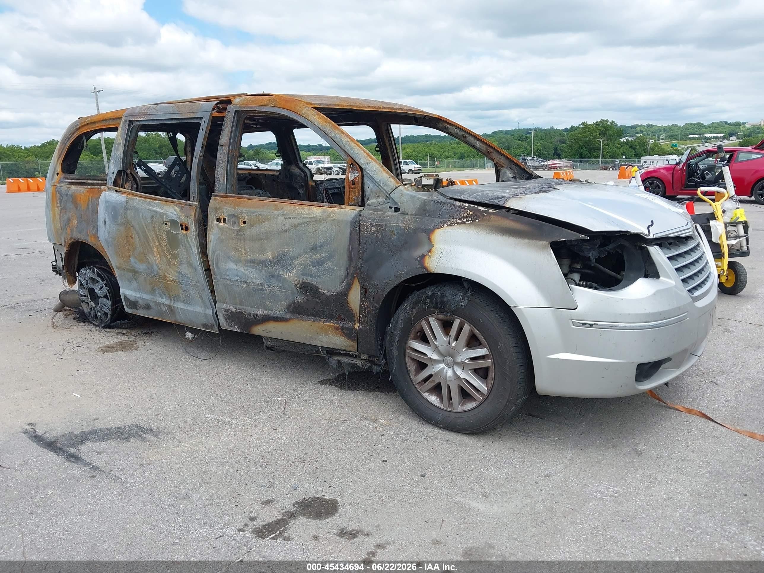 2010 Chrysler Town & Country Limited, VIN 2A4RR6DX0AR241405 — Пожар в салоне