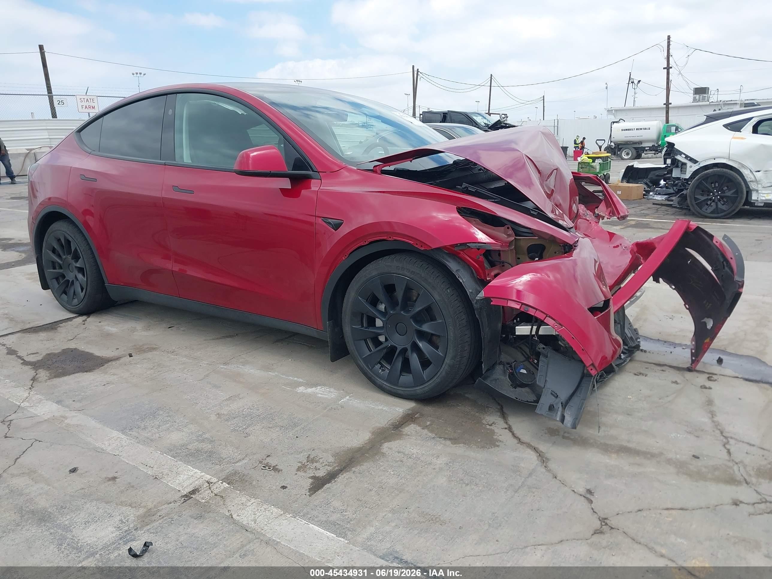 2024 Tesla Model Y Long Range, VIN 7SAYGAEE9RF992620 — Front end