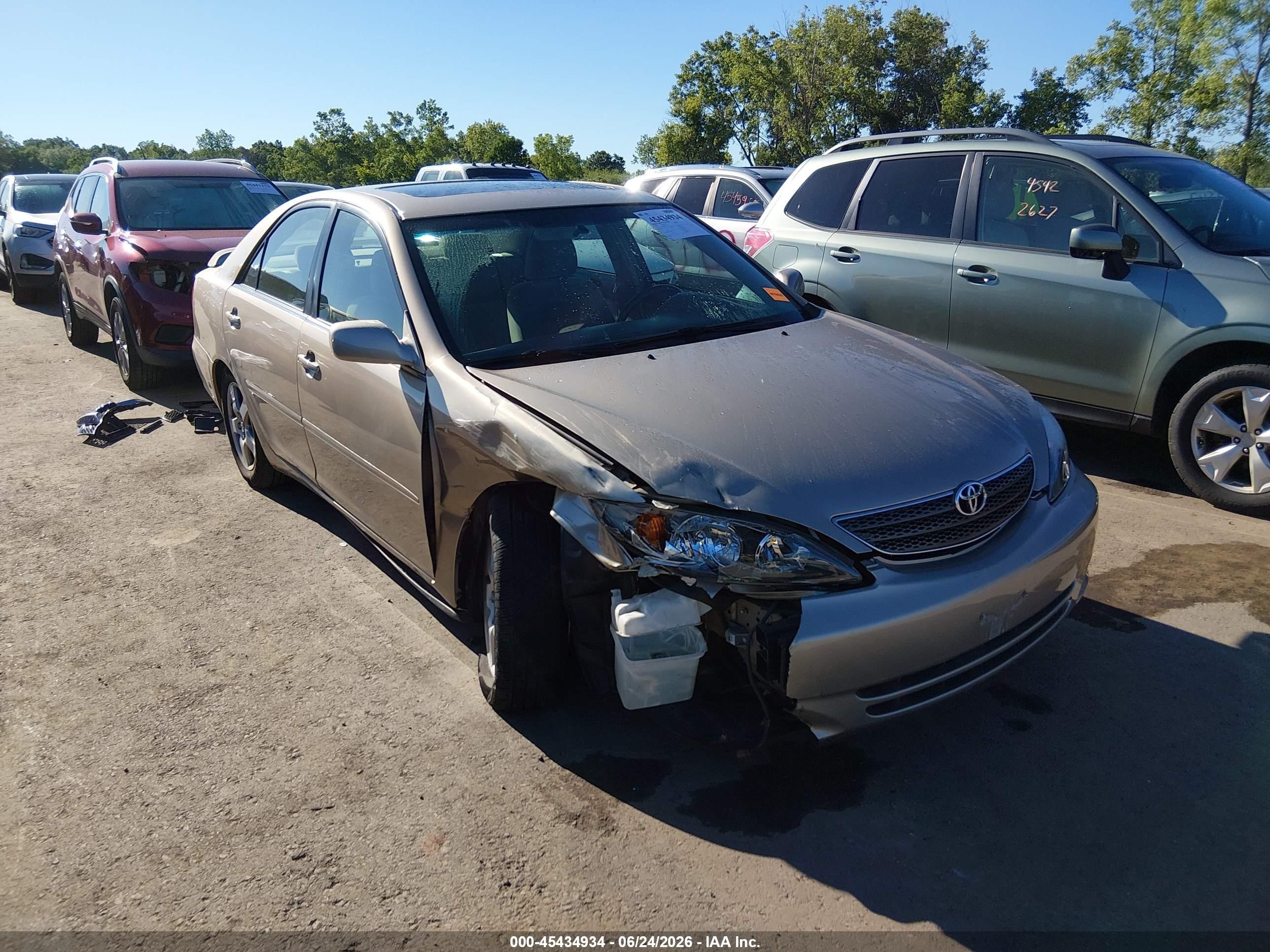 2002 Toyota Camry LE, VIN 4T1BF32K42U015566 — Front end
