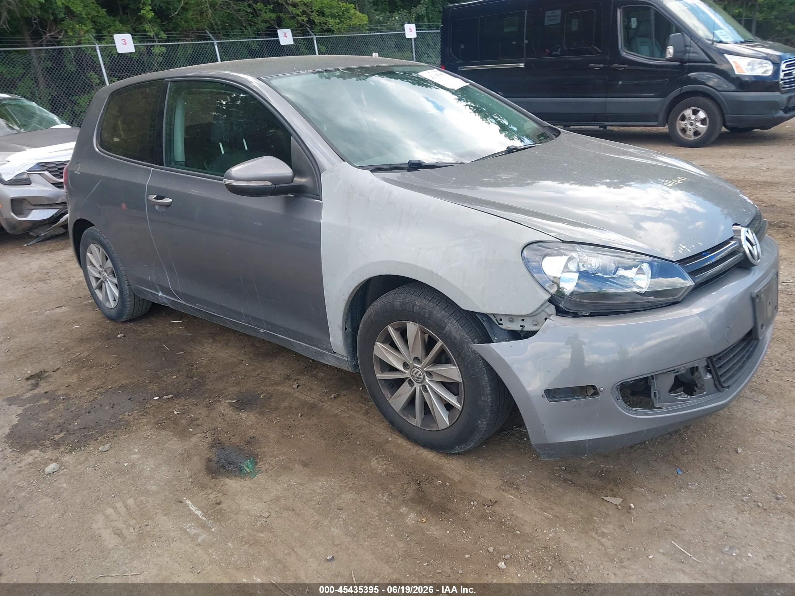 2010 Volkswagen Golf, VIN WVWAA7AJ9AW273874 — Перед