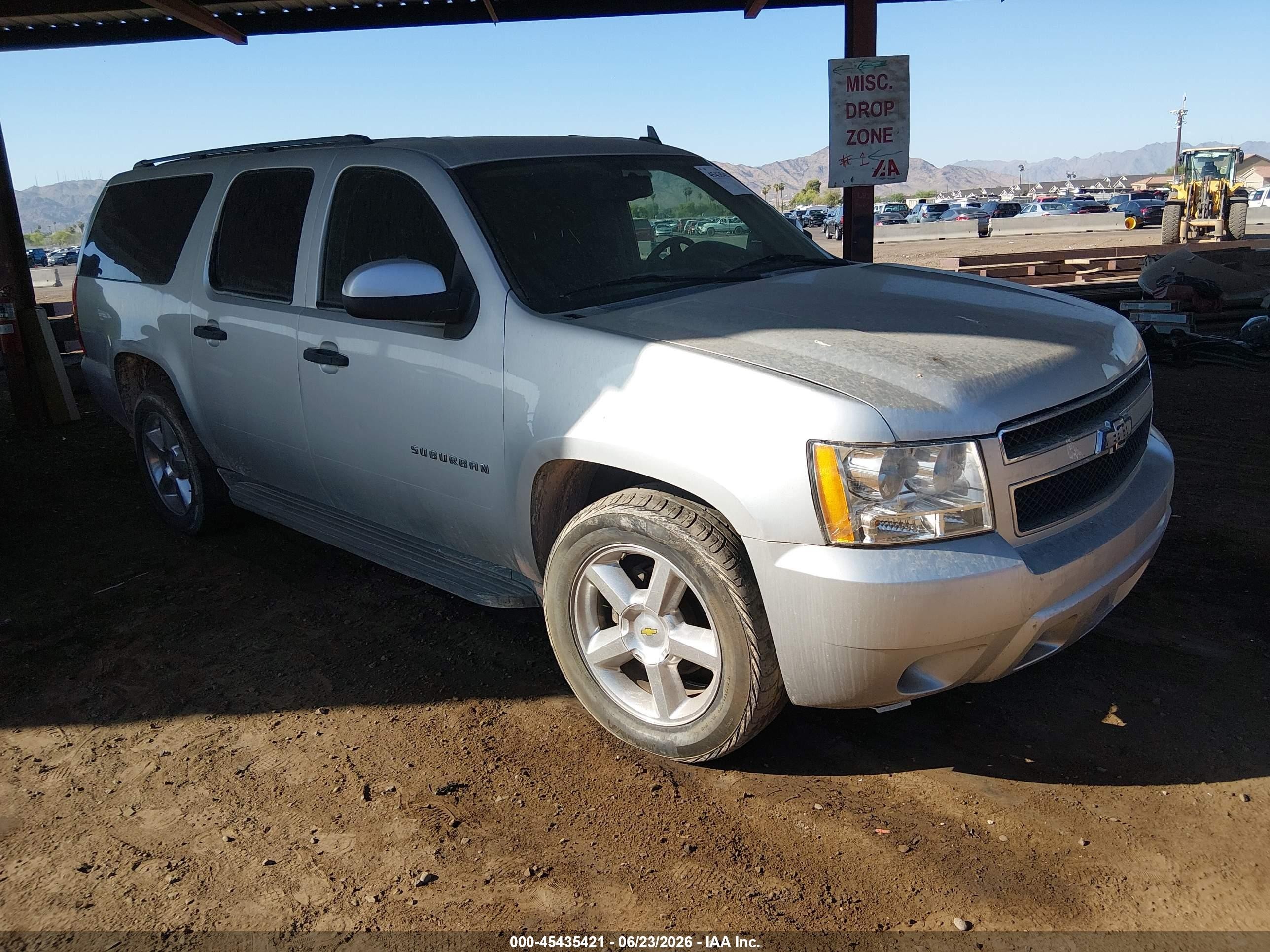 2010 Chevrolet Suburban LS, VIN 1GNUCHE09AR282935 — Перед