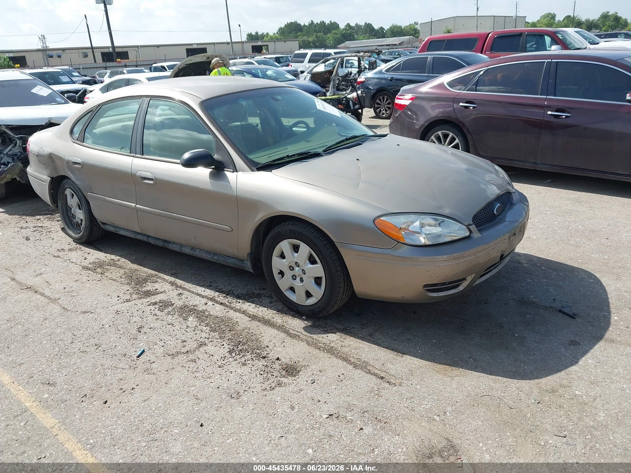 2005 Ford Taurus SE, VIN 1FAFP53U05A102875 — Перед