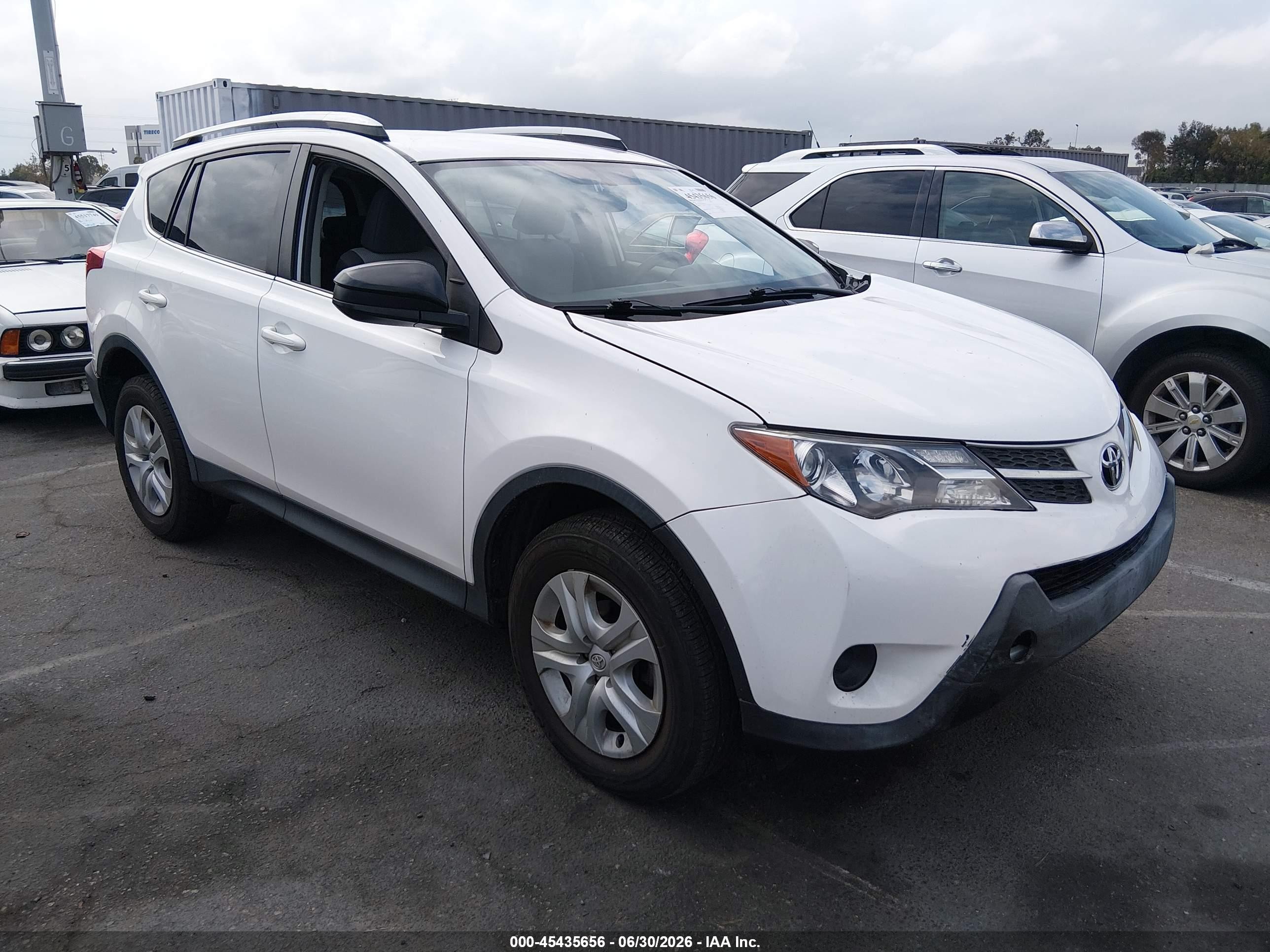 2015 Toyota RAV4 LE, VIN JTMZFREV8FD053450 — Front end