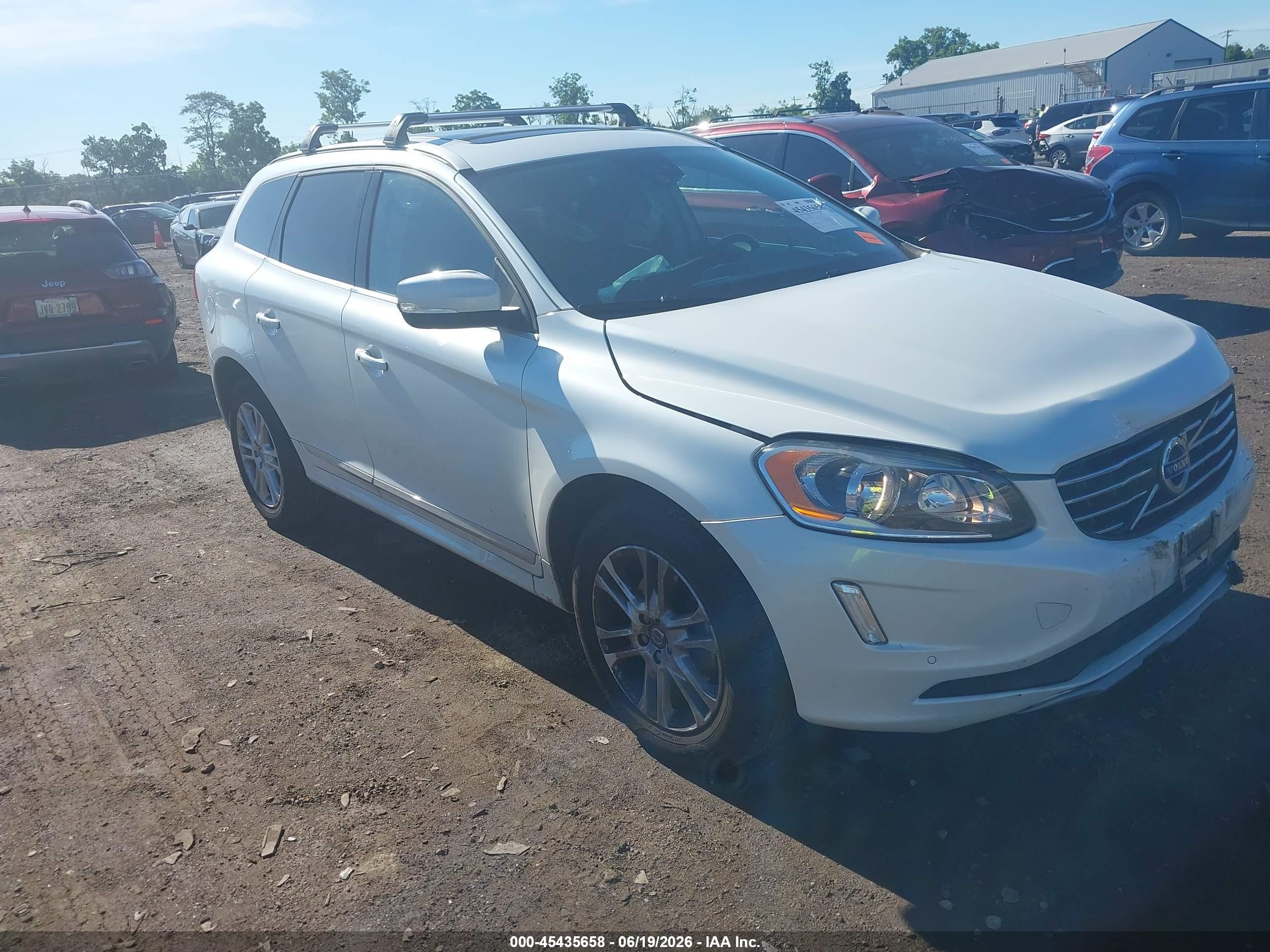 2016 Volvo XC60 T5 Drive-E Premier, VIN YV440MDK5G2822051 — Front end
