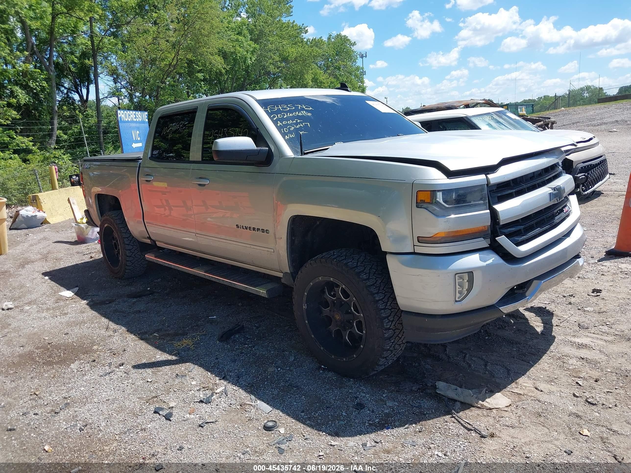 2018 Chevrolet Silverado 1500 LT, VIN 3GCUKRECXJG102647 — Front end