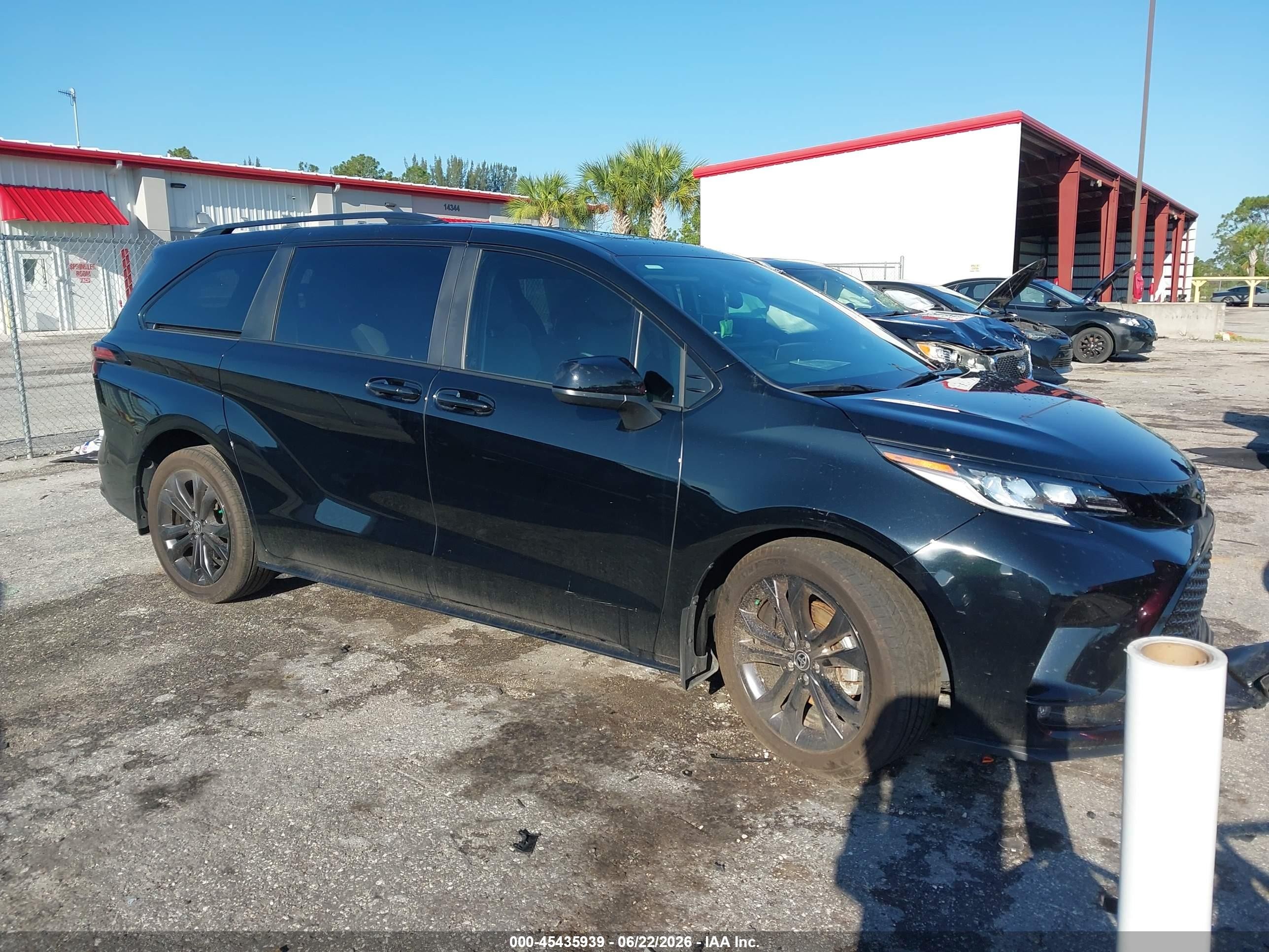 2025 Toyota Sienna XSE, VIN 5TDDRKEC0SS289029 — Бок