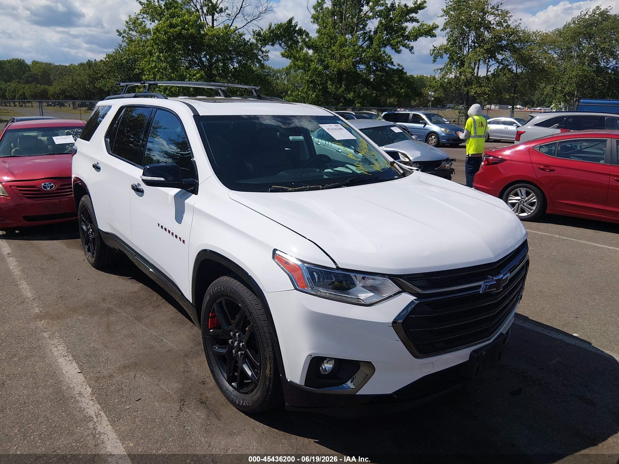 2019 Chevrolet Traverse Premier, VIN 1GNEVKKW1KJ312515 — Front end