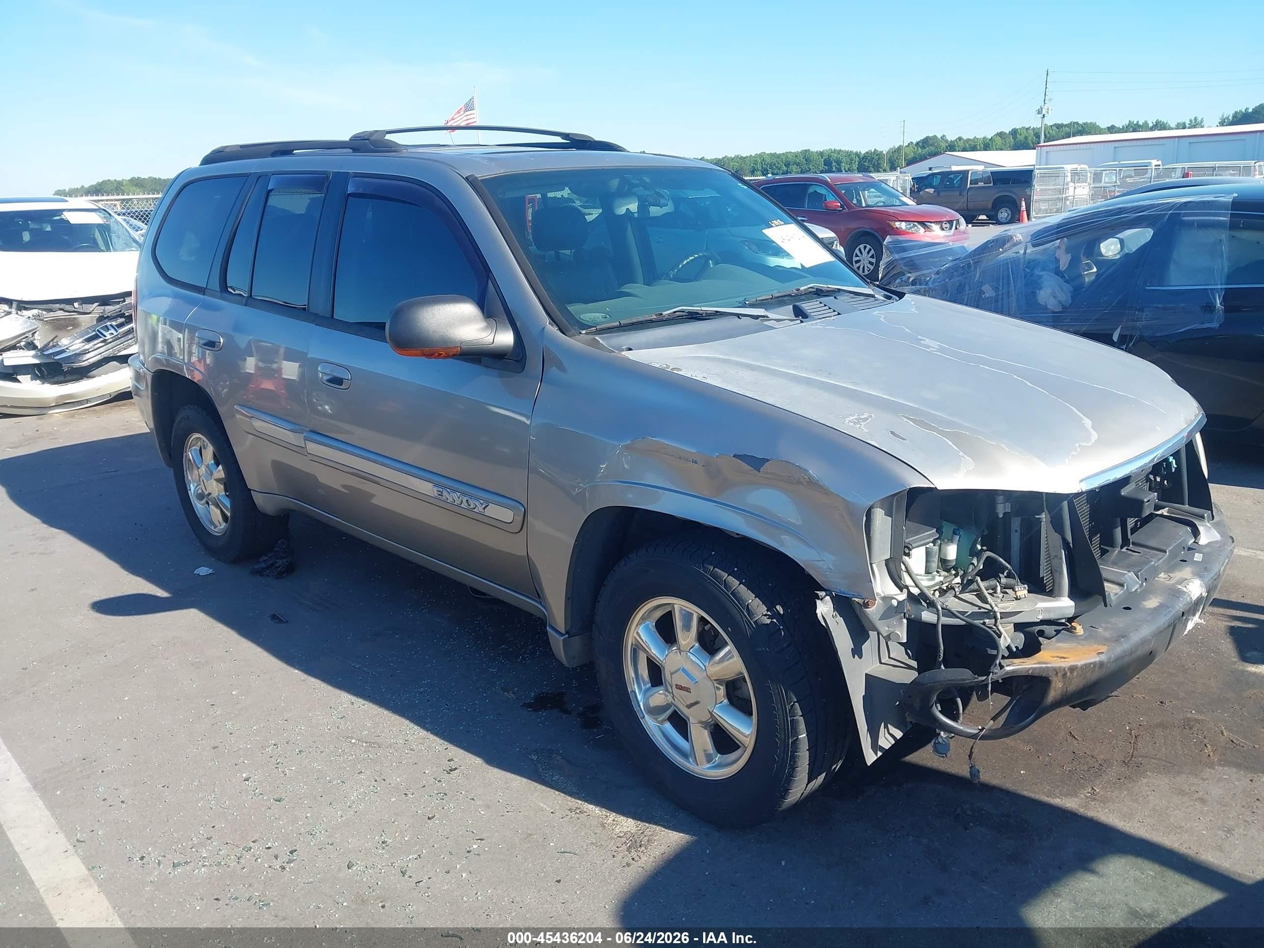 2002 GMC Envoy SLE, VIN 1GKDS13S922126058 — Front end