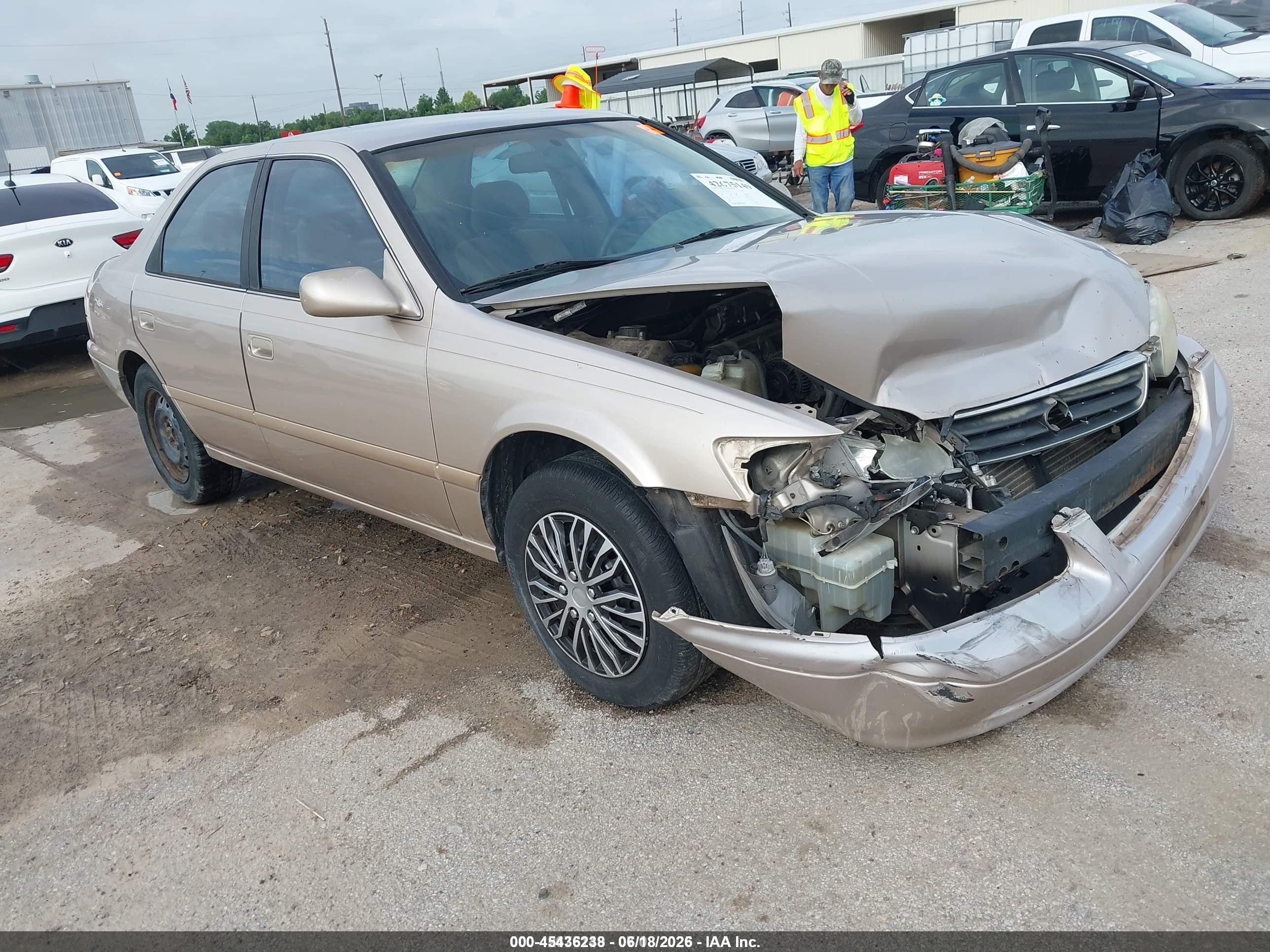 2001 Toyota Camry LE, VIN 4T1BG22K31U857496 — Front end
