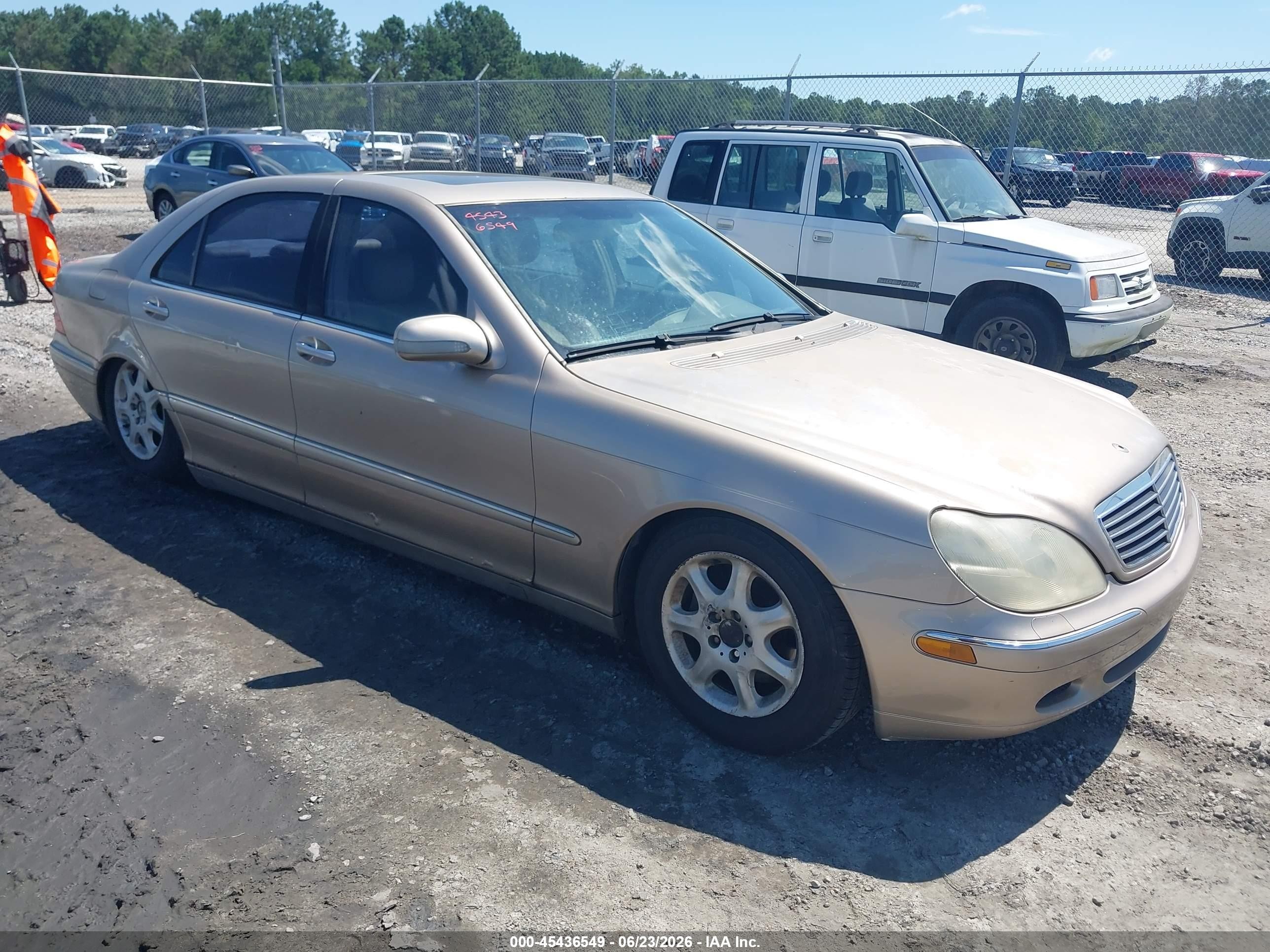 2000 Mercedes-Benz S 320/430/500, VIN WDBNG75J4YA130377 — Normal wear