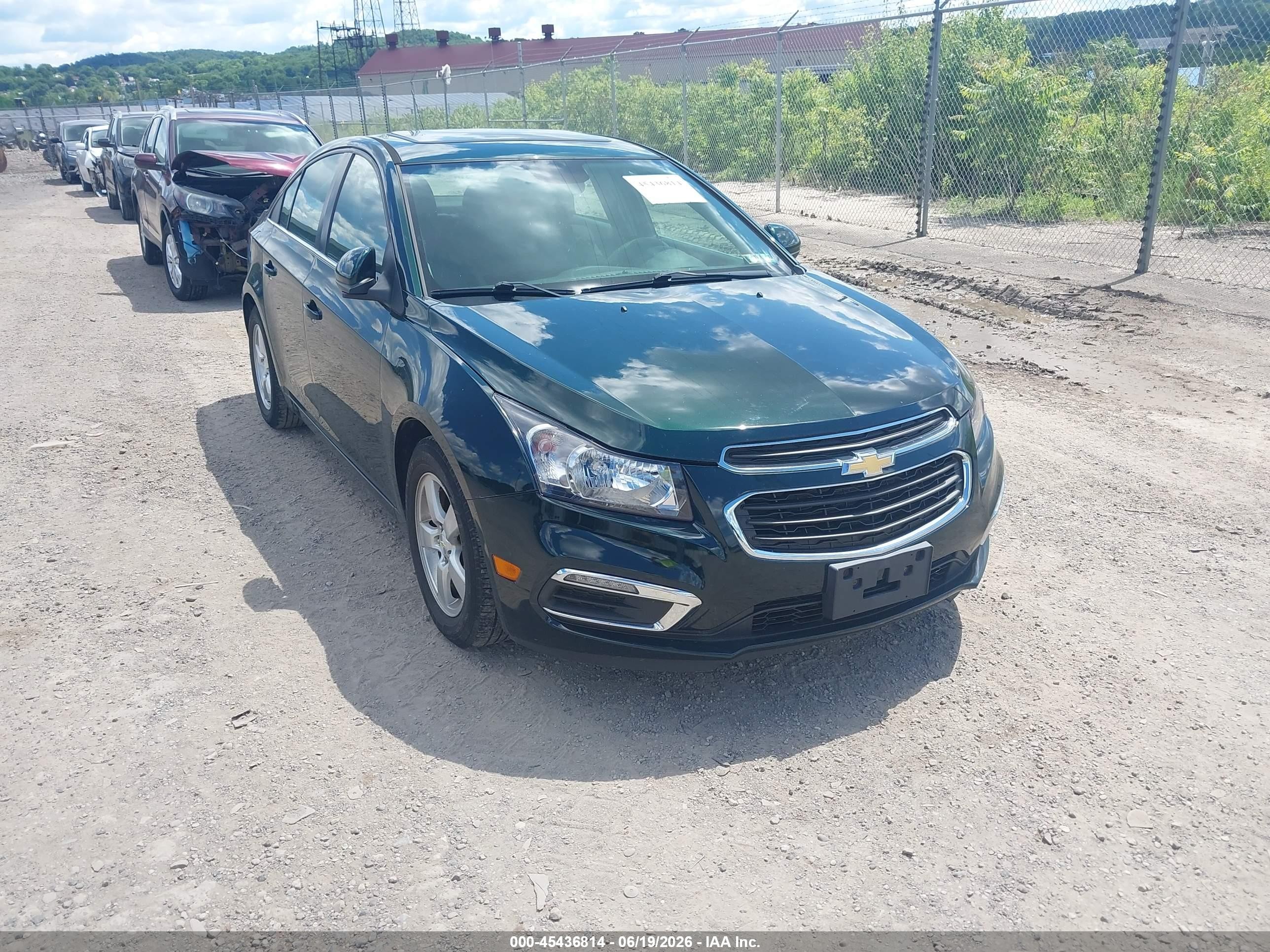 2015 Chevrolet Cruze LT, VIN 1G1PC5SB7F7149872 — Бок
