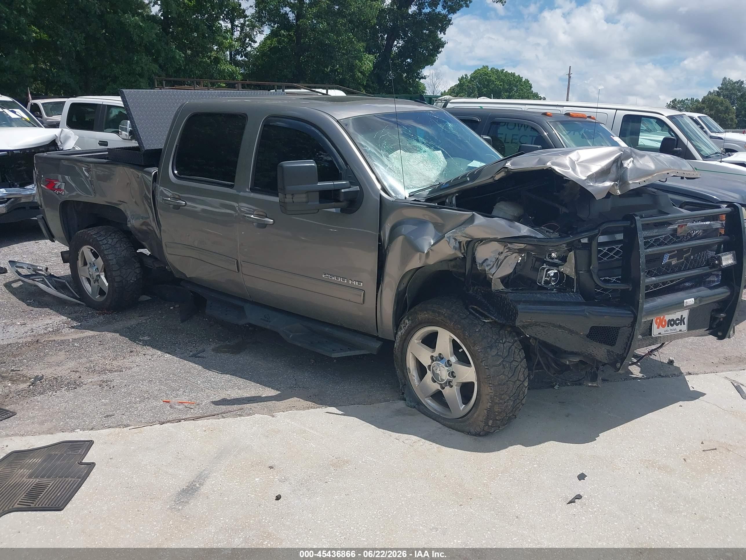 2012 Chevrolet Silverado 2500HD LTZ, VIN 1GC1KYE83CF244464 — Front end